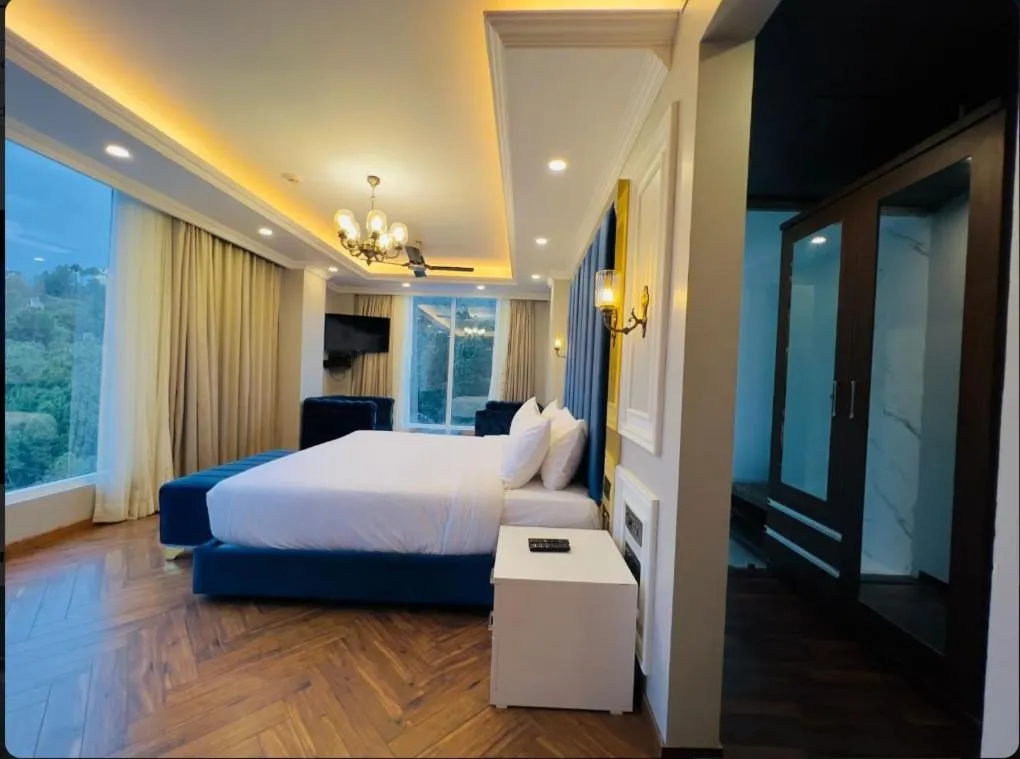 Bed in Claret inn by Lawrence Hotels