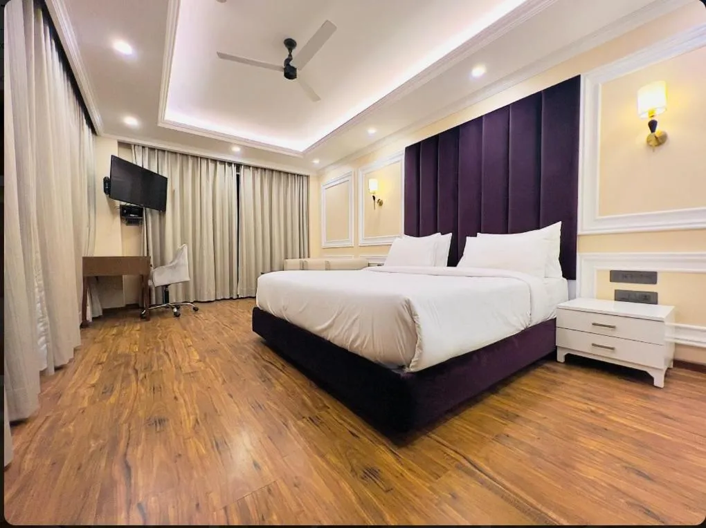 Bed in Claret inn by Lawrence Hotels