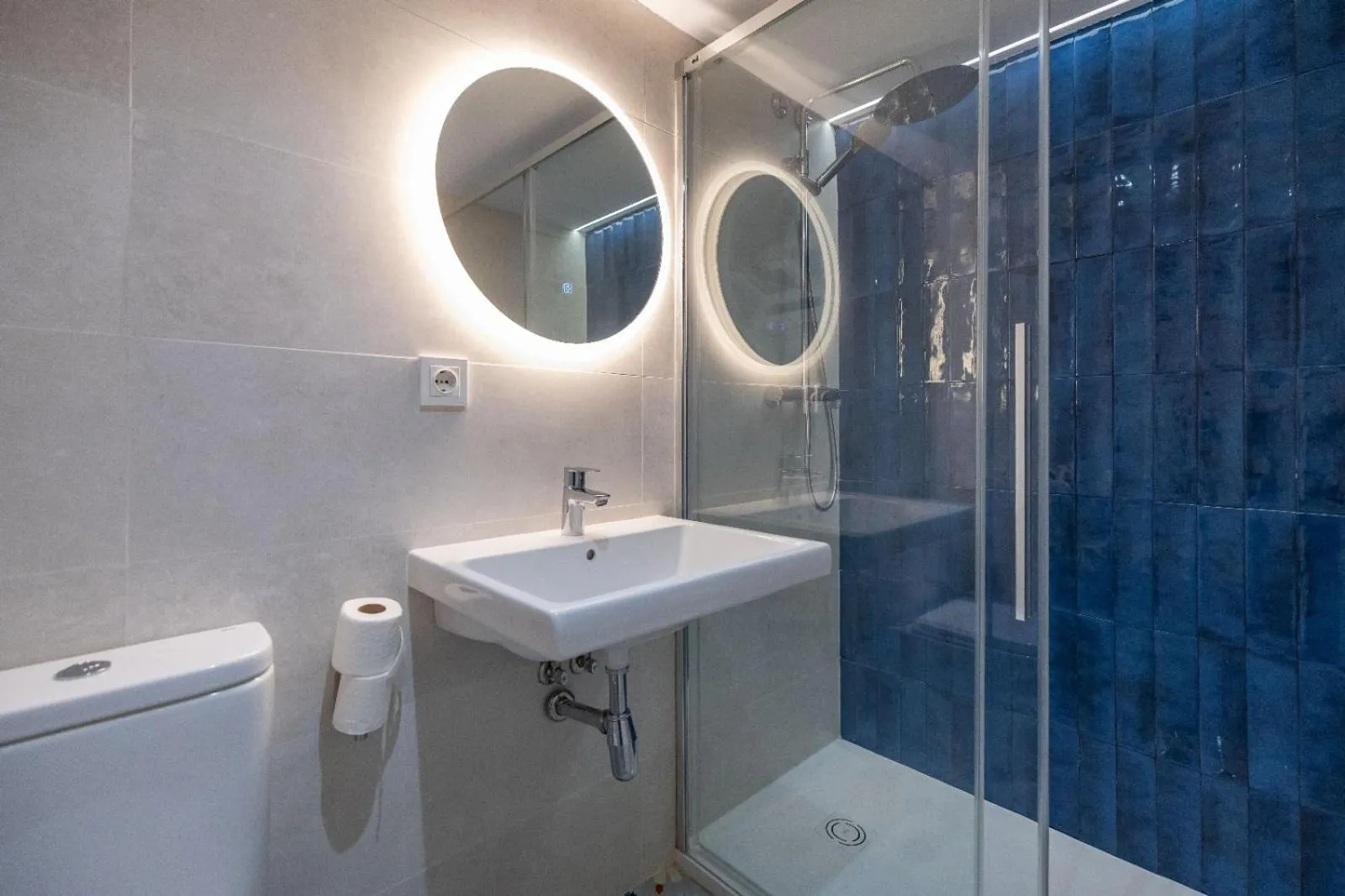 Shower in Carmen Beach Hostel Cullera