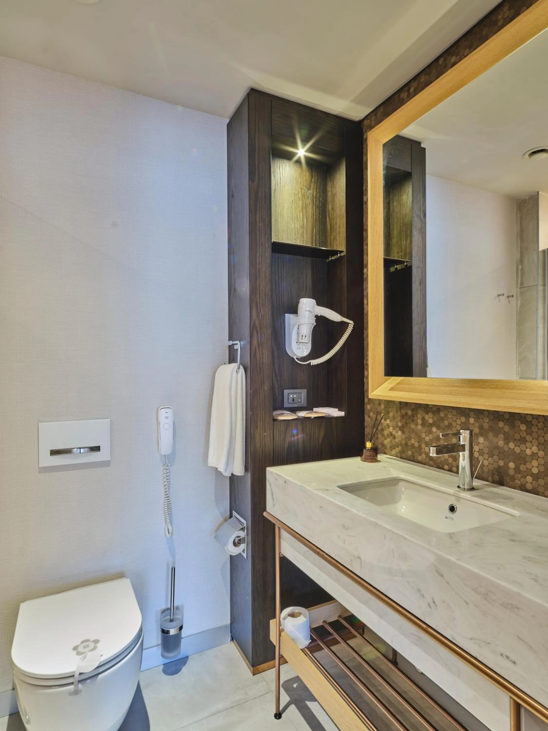 Toilet in Four-G Hotel Premium