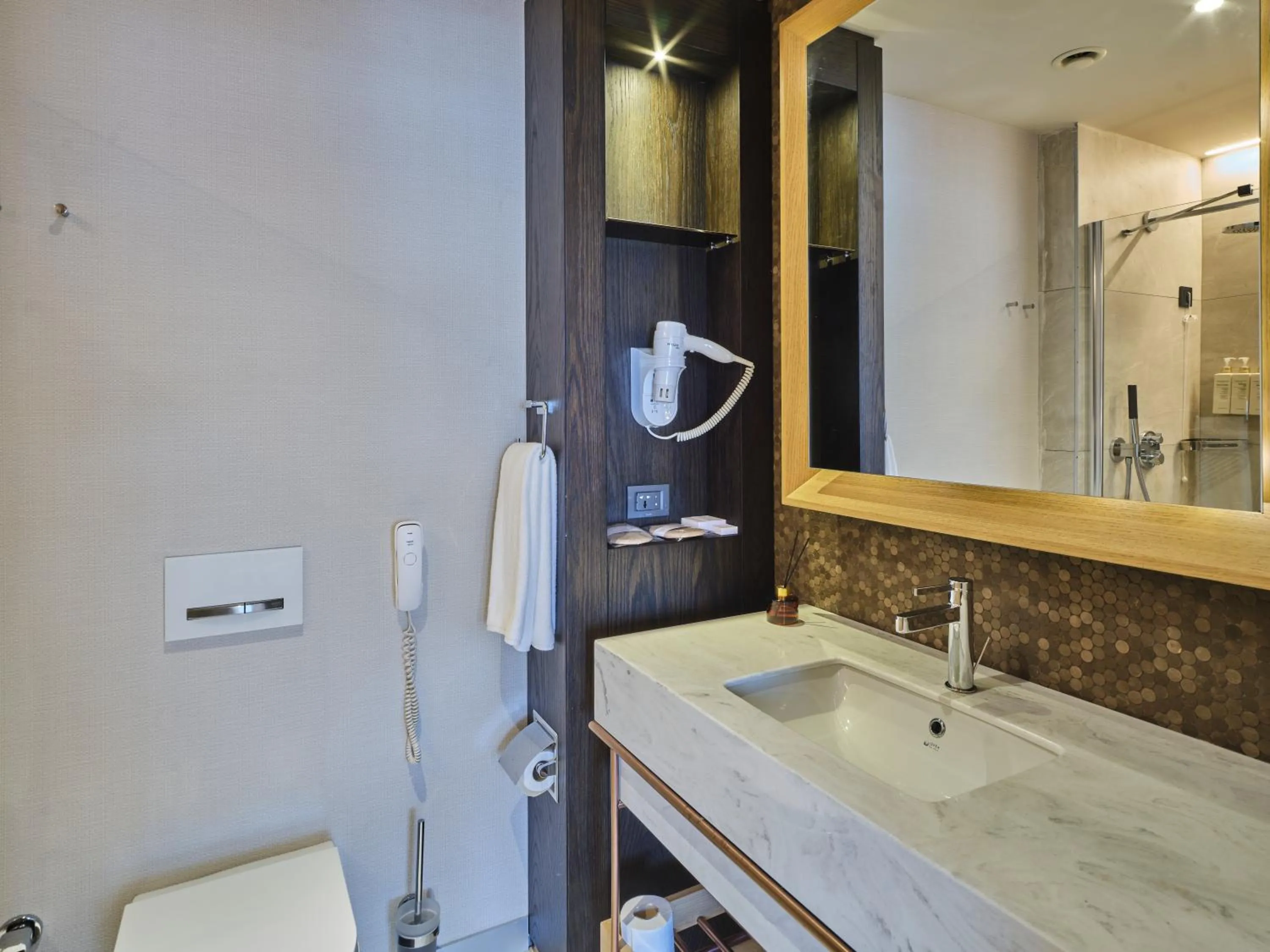 Toilet in Four-G Hotel Premium