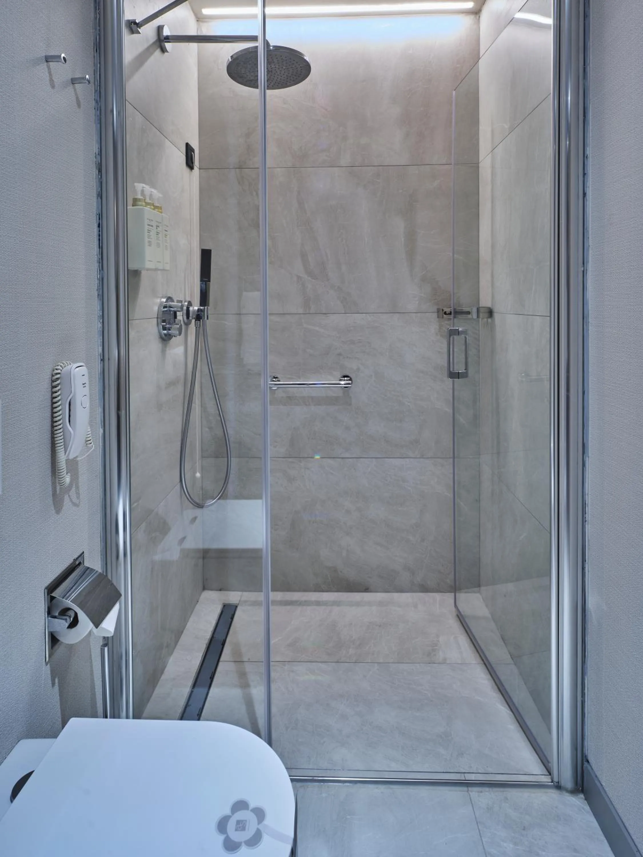 Bathroom in Four-G Hotel Premium