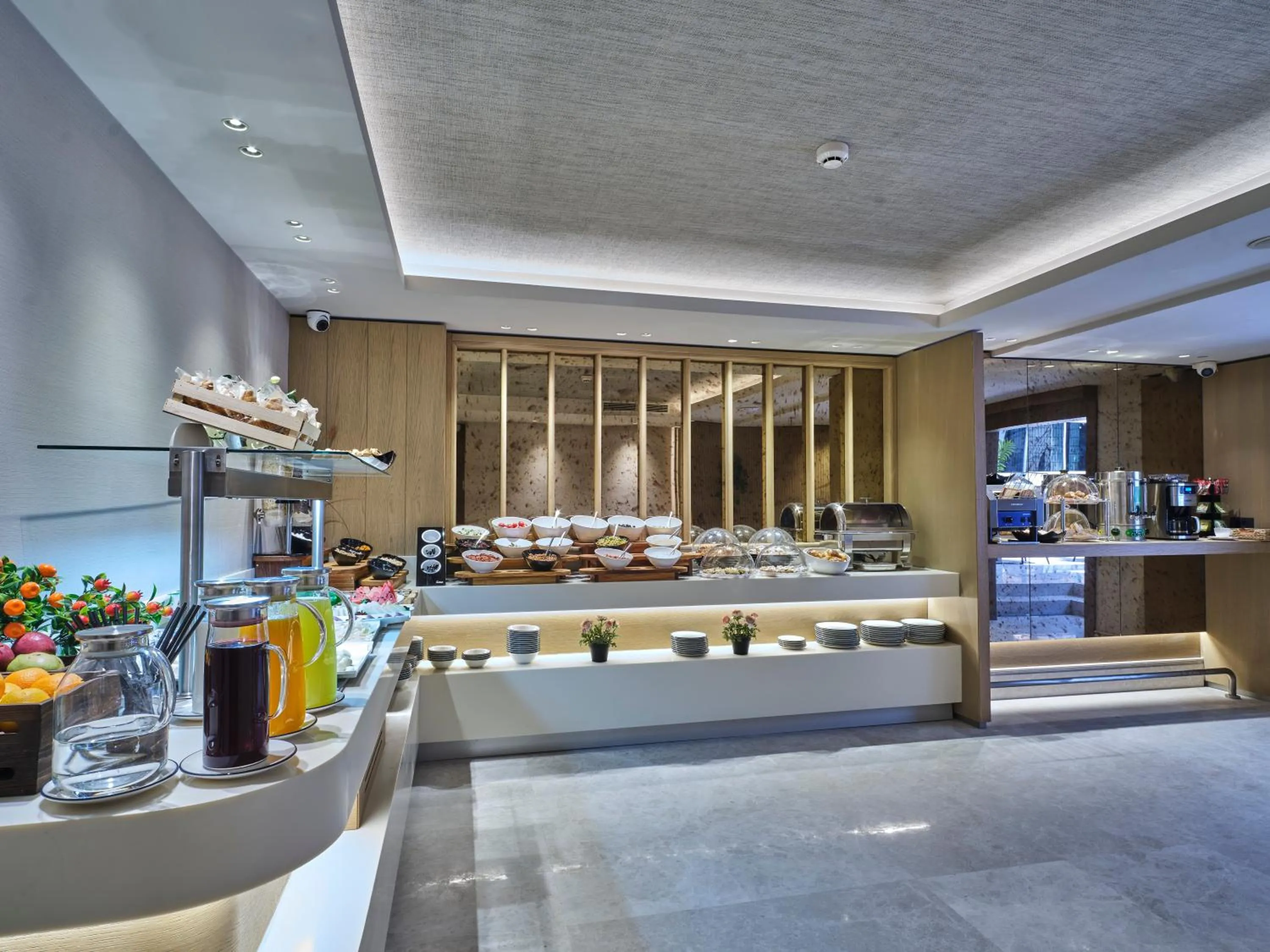 Restaurant/places to eat in Four-G Hotel Premium