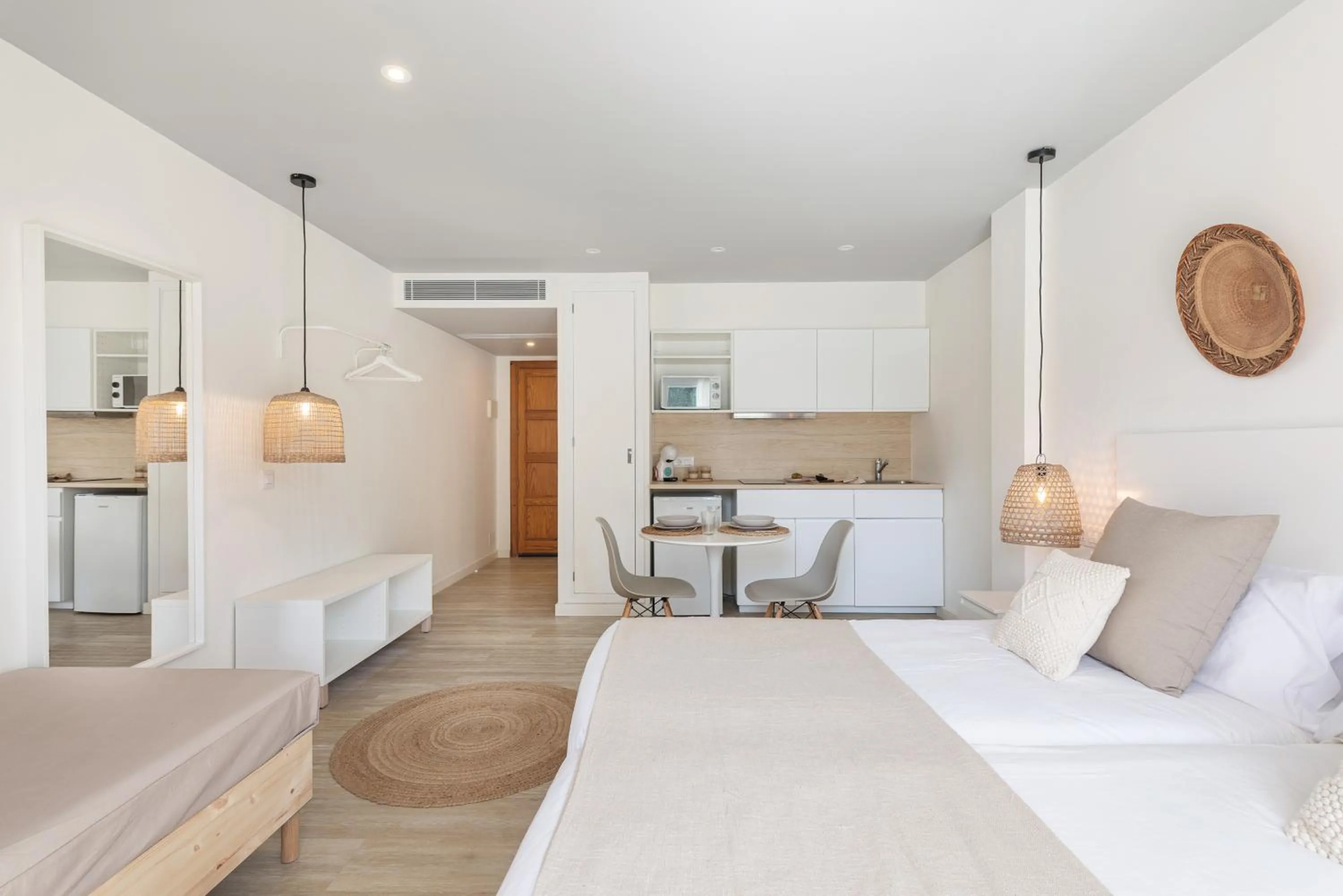 Kitchen or kitchenette, Bed in Bauló Mar Apartments