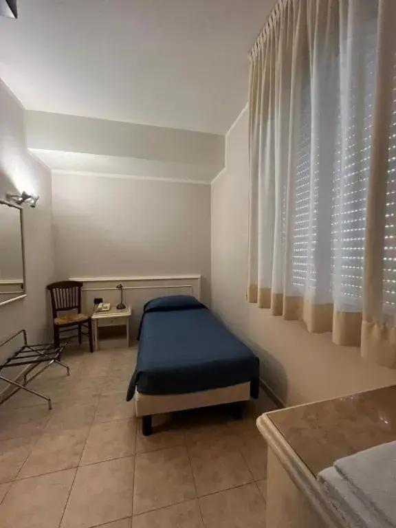 Basic Single Room in Hotel Classicano Basic Single Room in Hotel Classicano