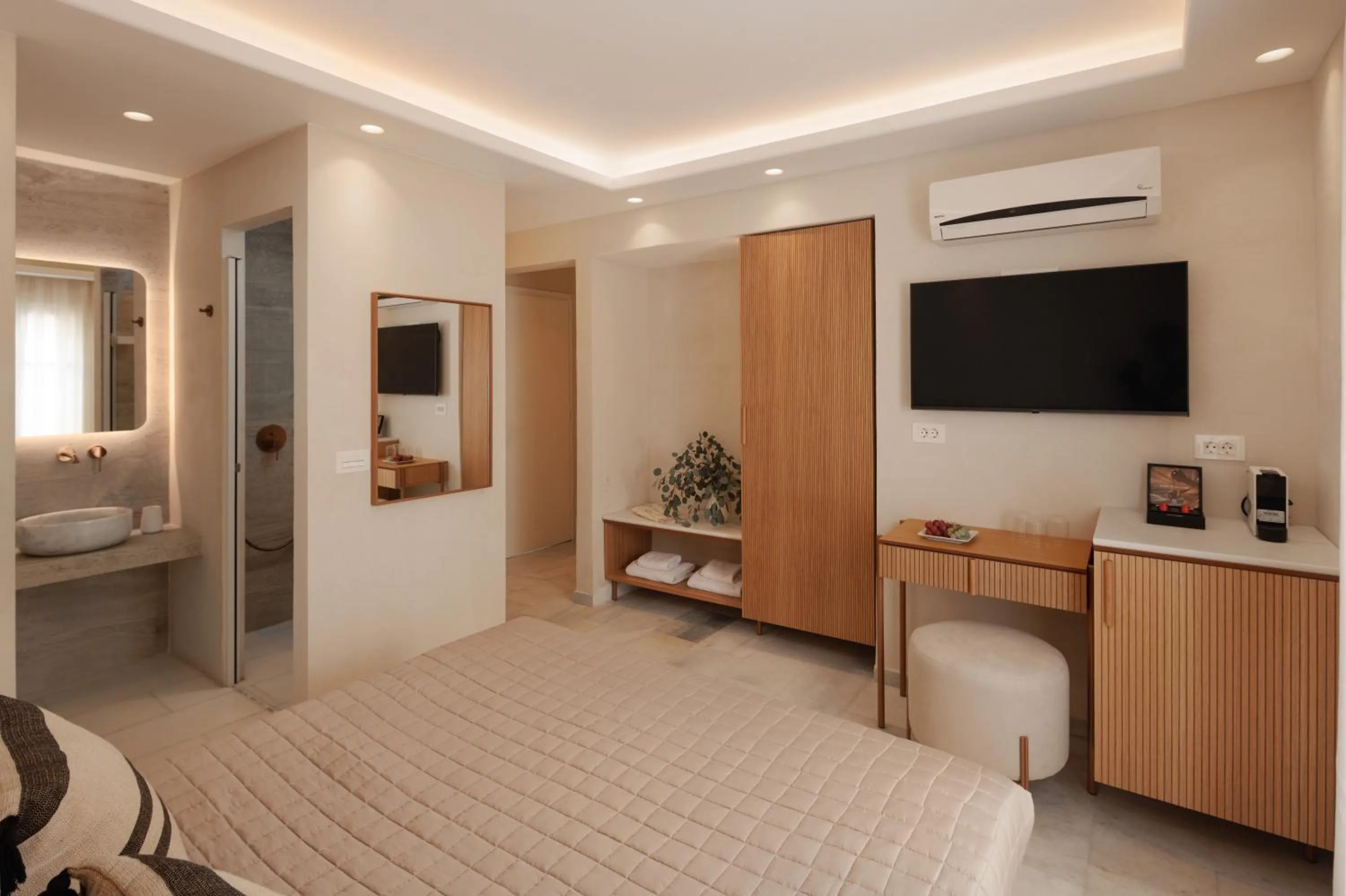 Photo of the whole room, Bed in Polis of Naxos