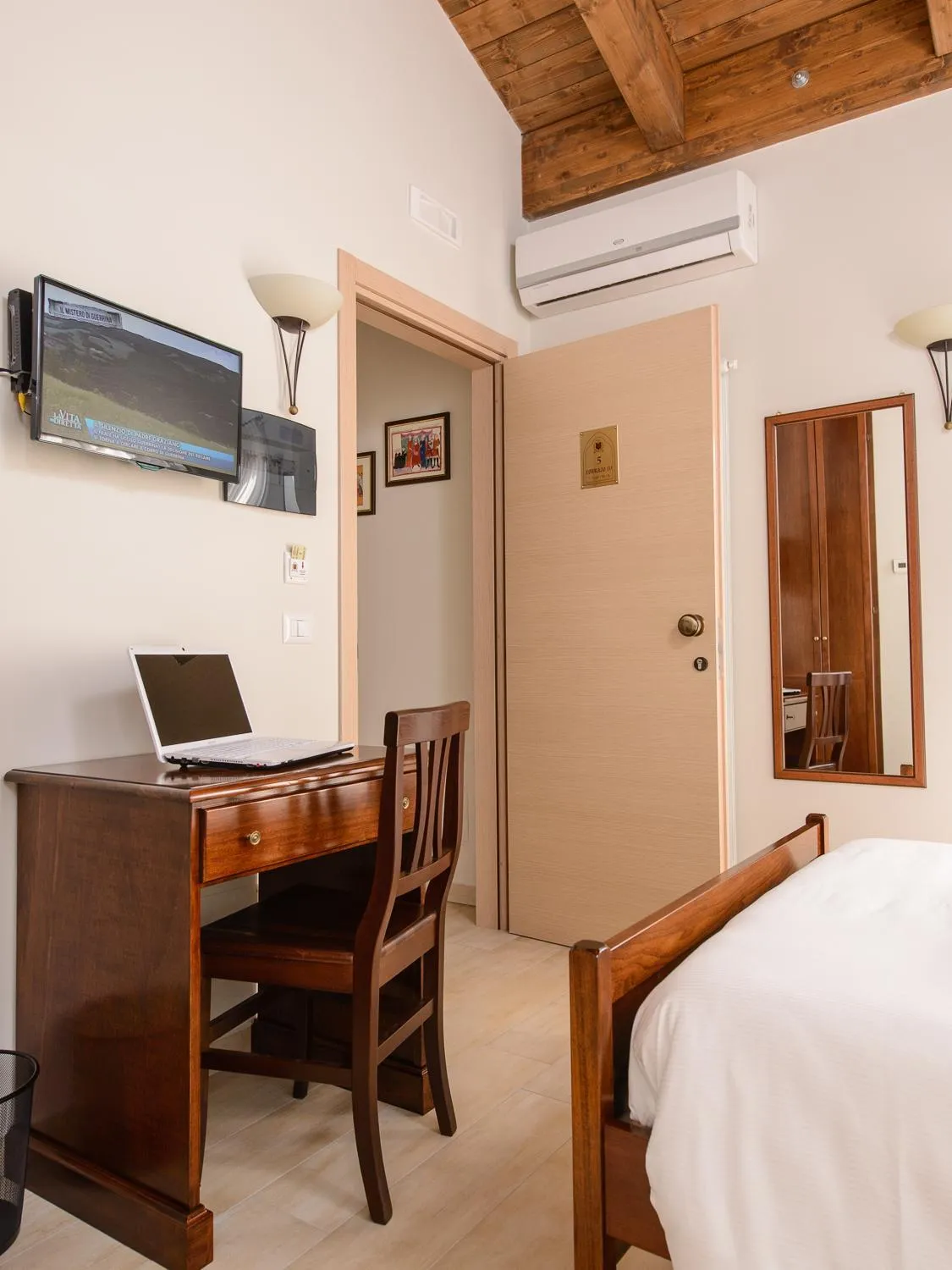 Photo of the whole room, Bed in La Dimora di Federico