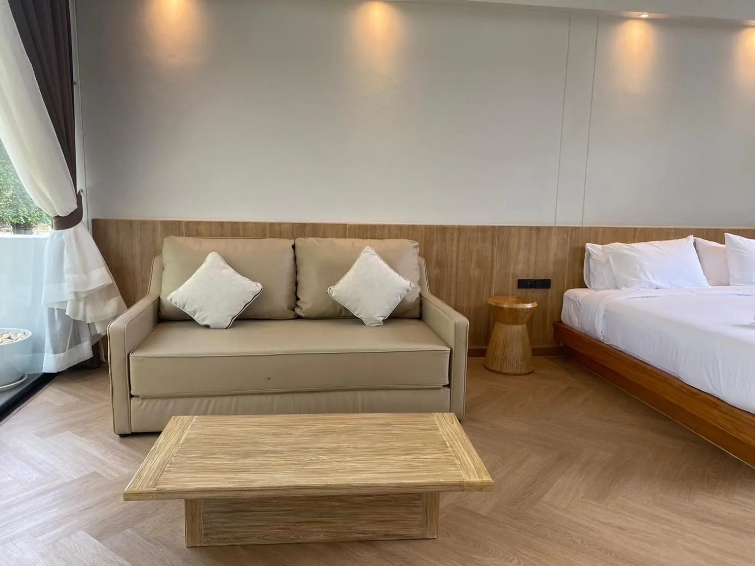 Photo of the whole room, Bed in River Kwai Kiri Resort