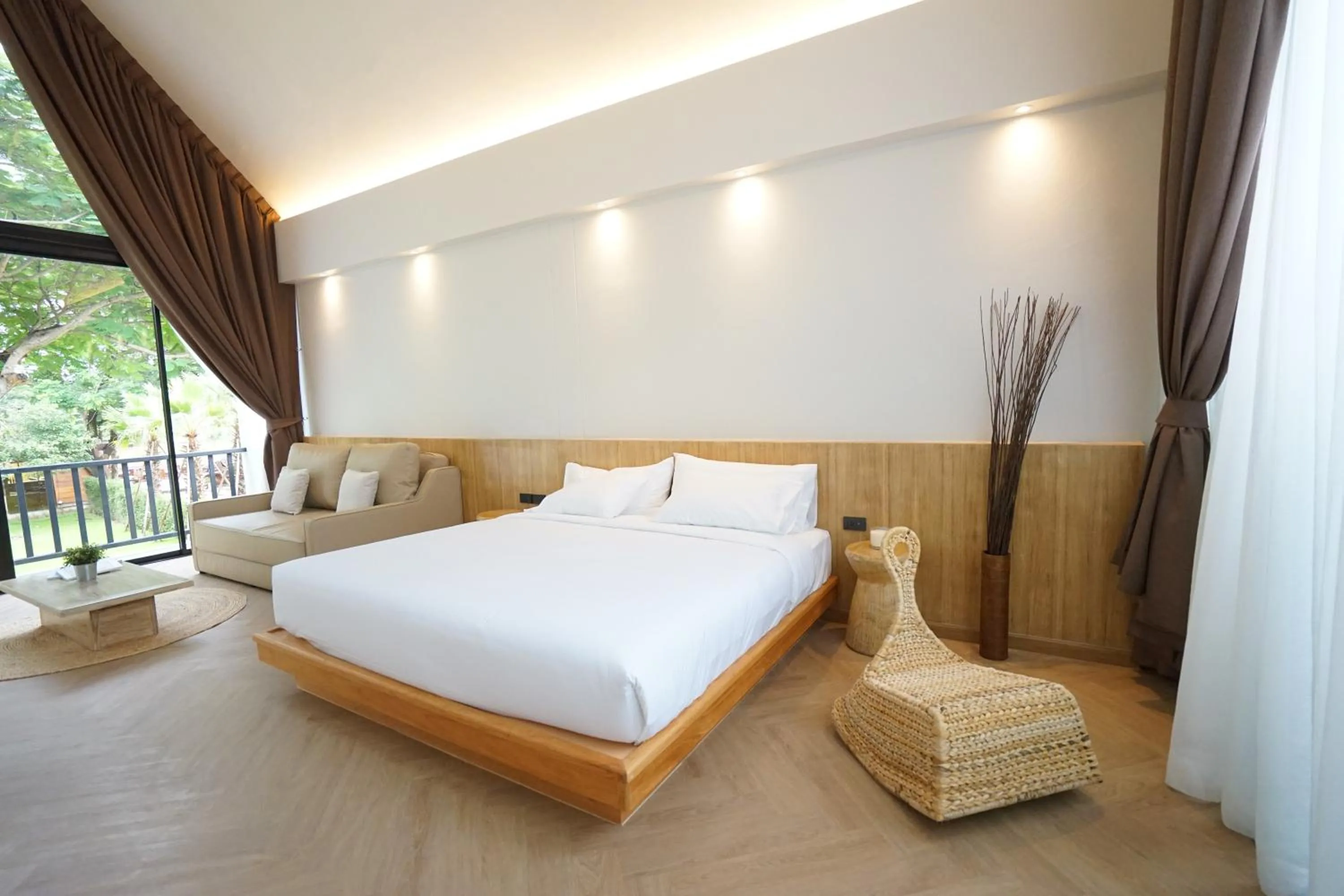 Photo of the whole room, Bed in River Kwai Kiri Resort