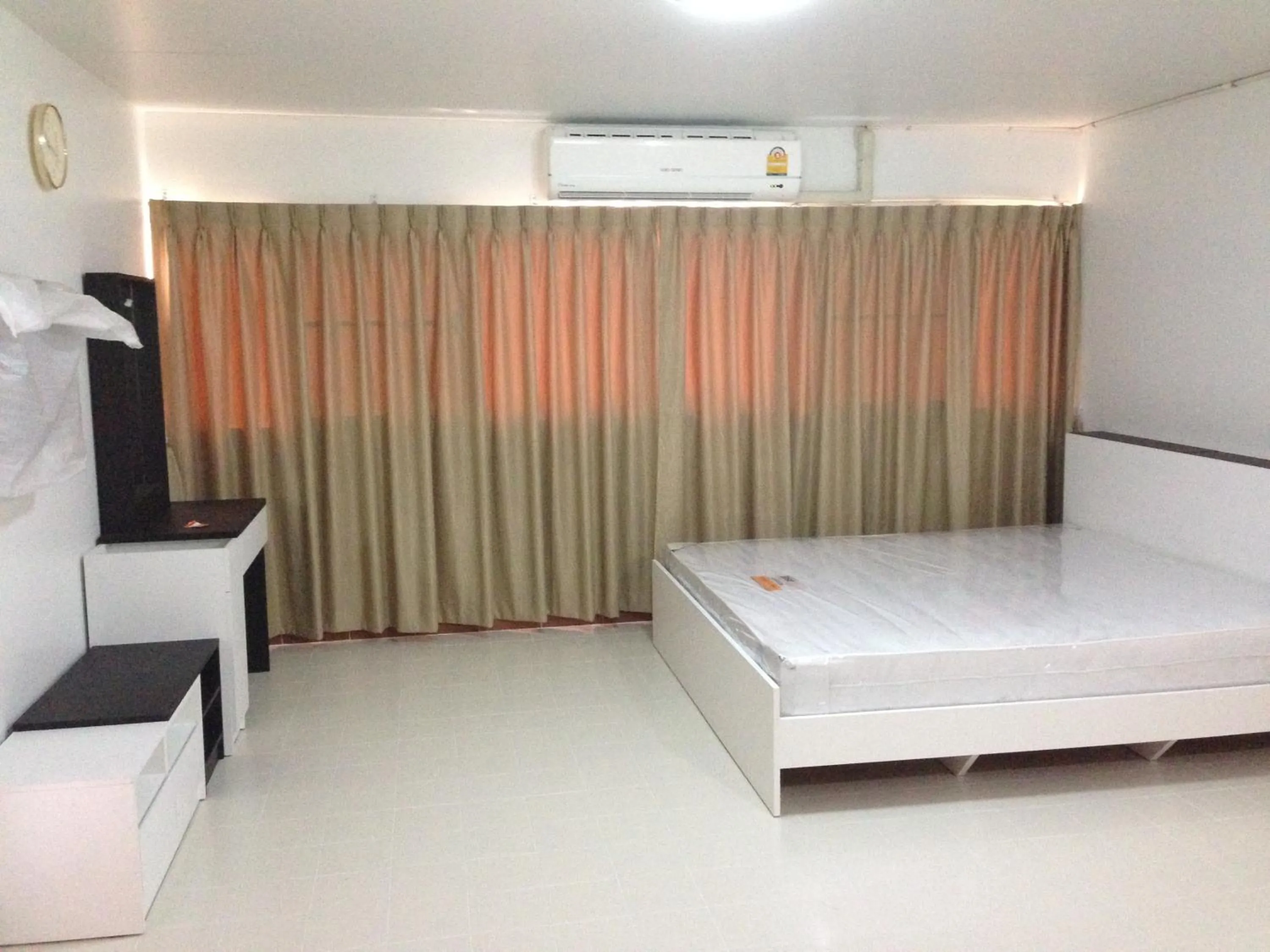 Photo of the whole room, Bed in Muangthongthani Rental/Khun Dan