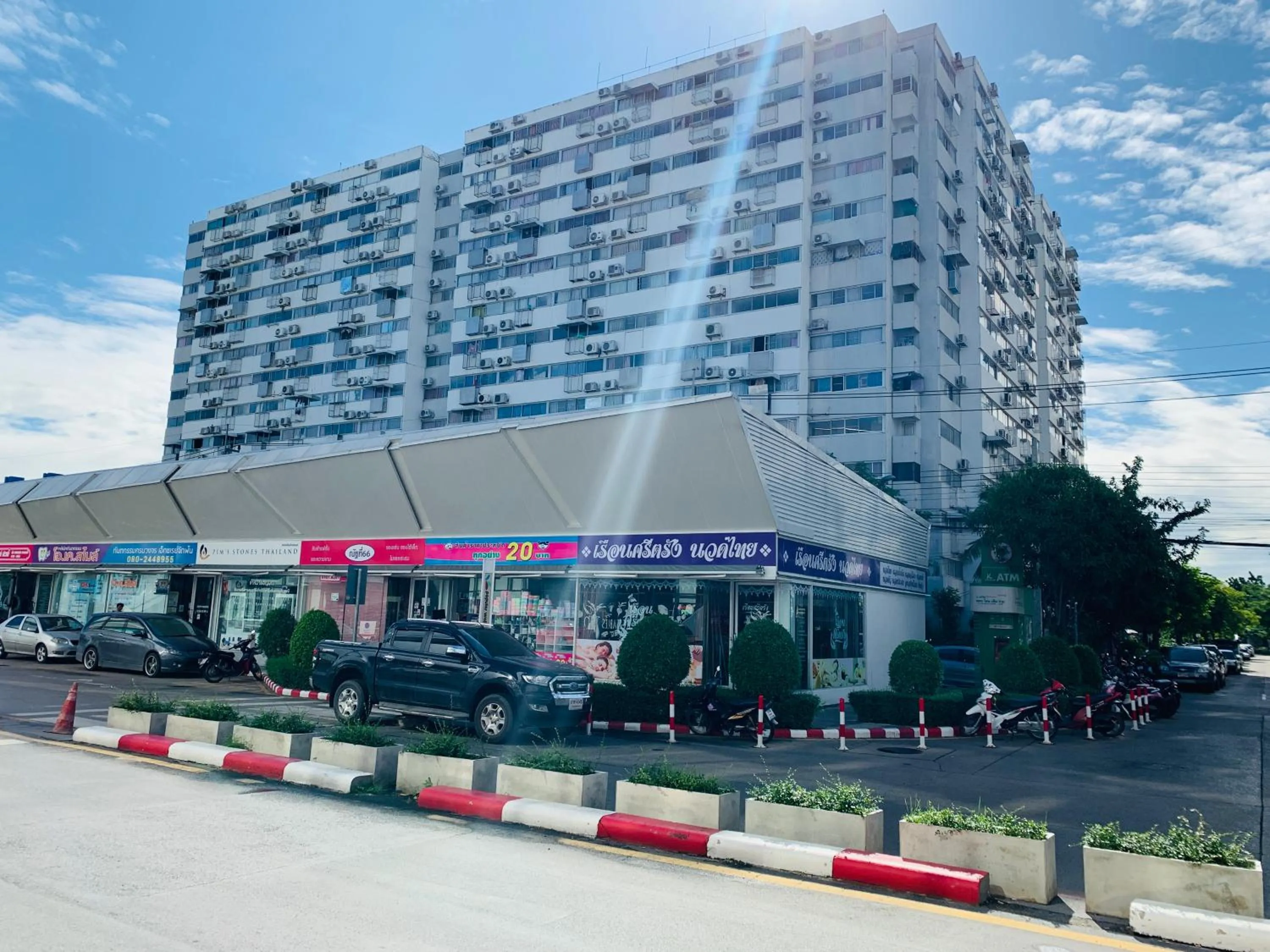 Property building in Muangthongthani Rental/Khun Dan