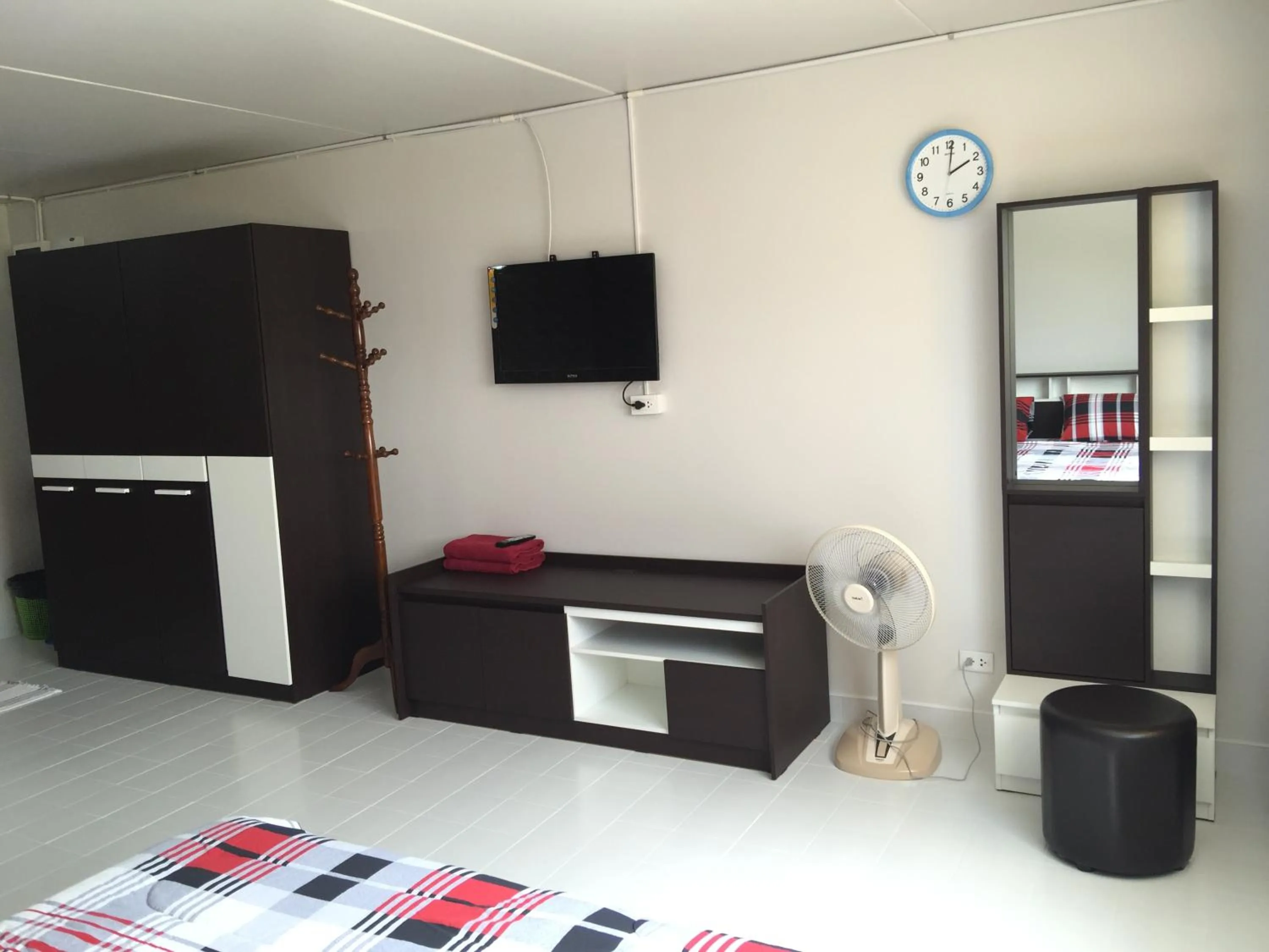 Communal lounge/ TV room, Bed in Muangthongthani Rental/Khun Dan