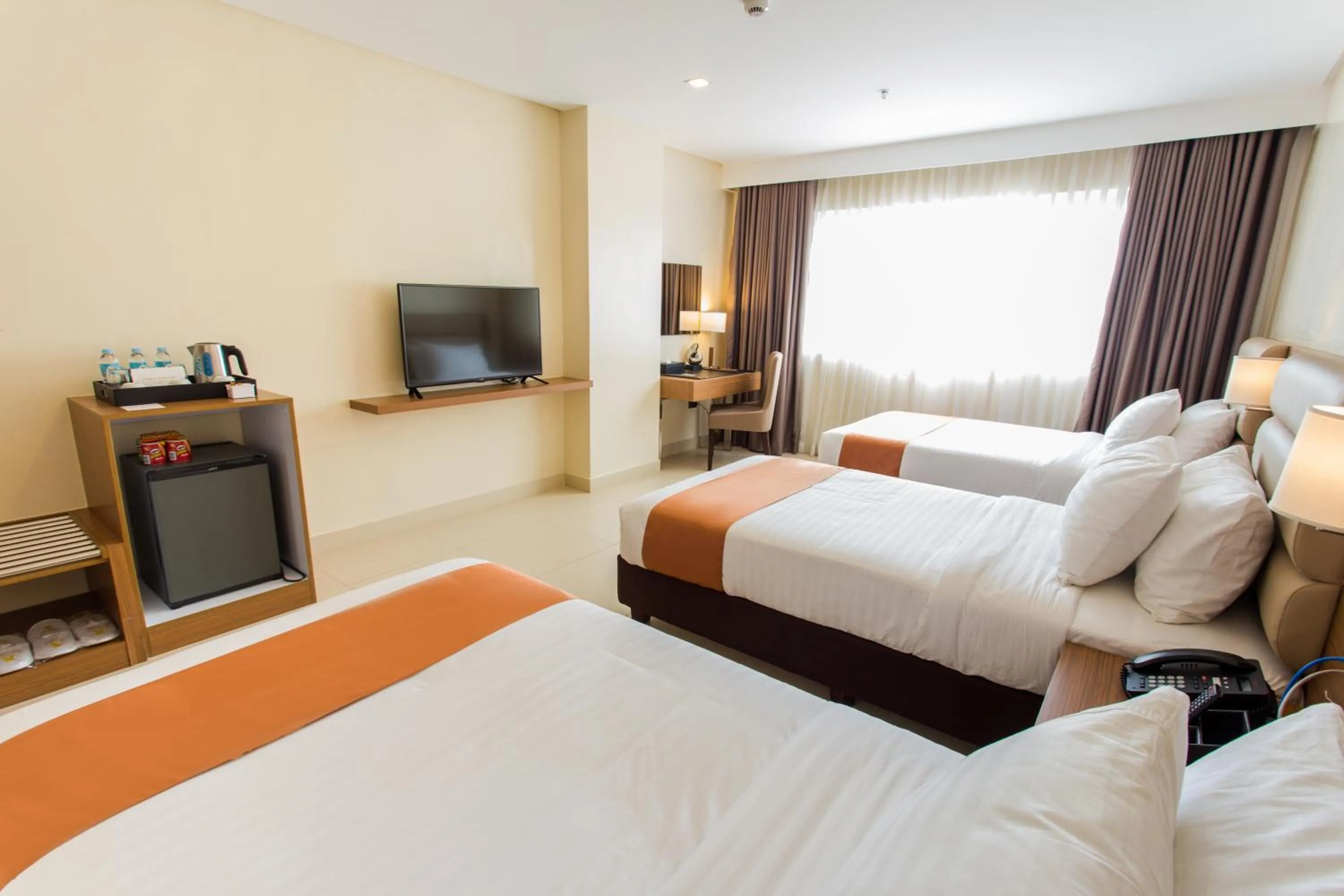 Photo of the whole room, Bed in Royce Hotel & Casino