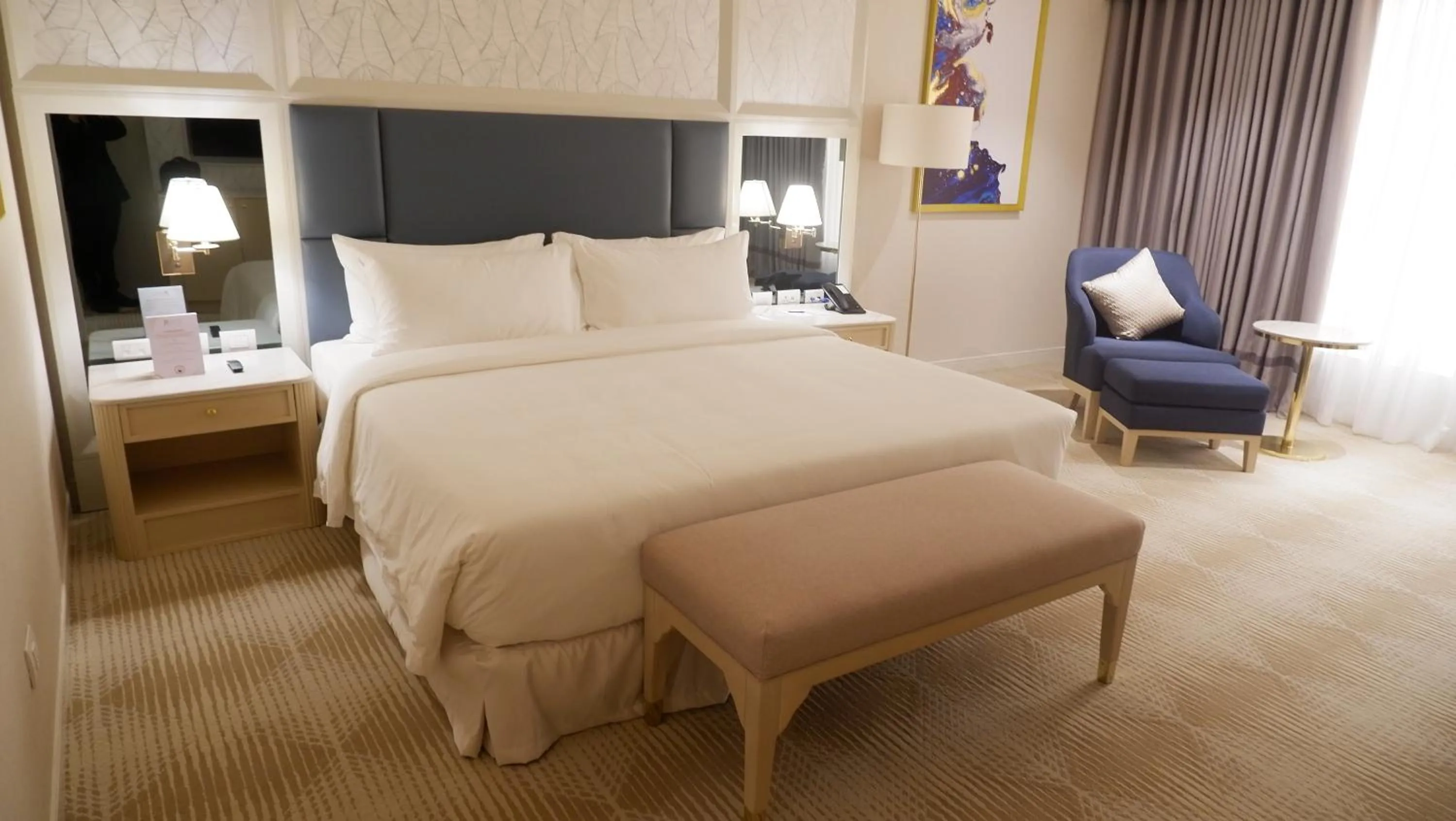 Seating area, Bed in Royce Hotel & Casino