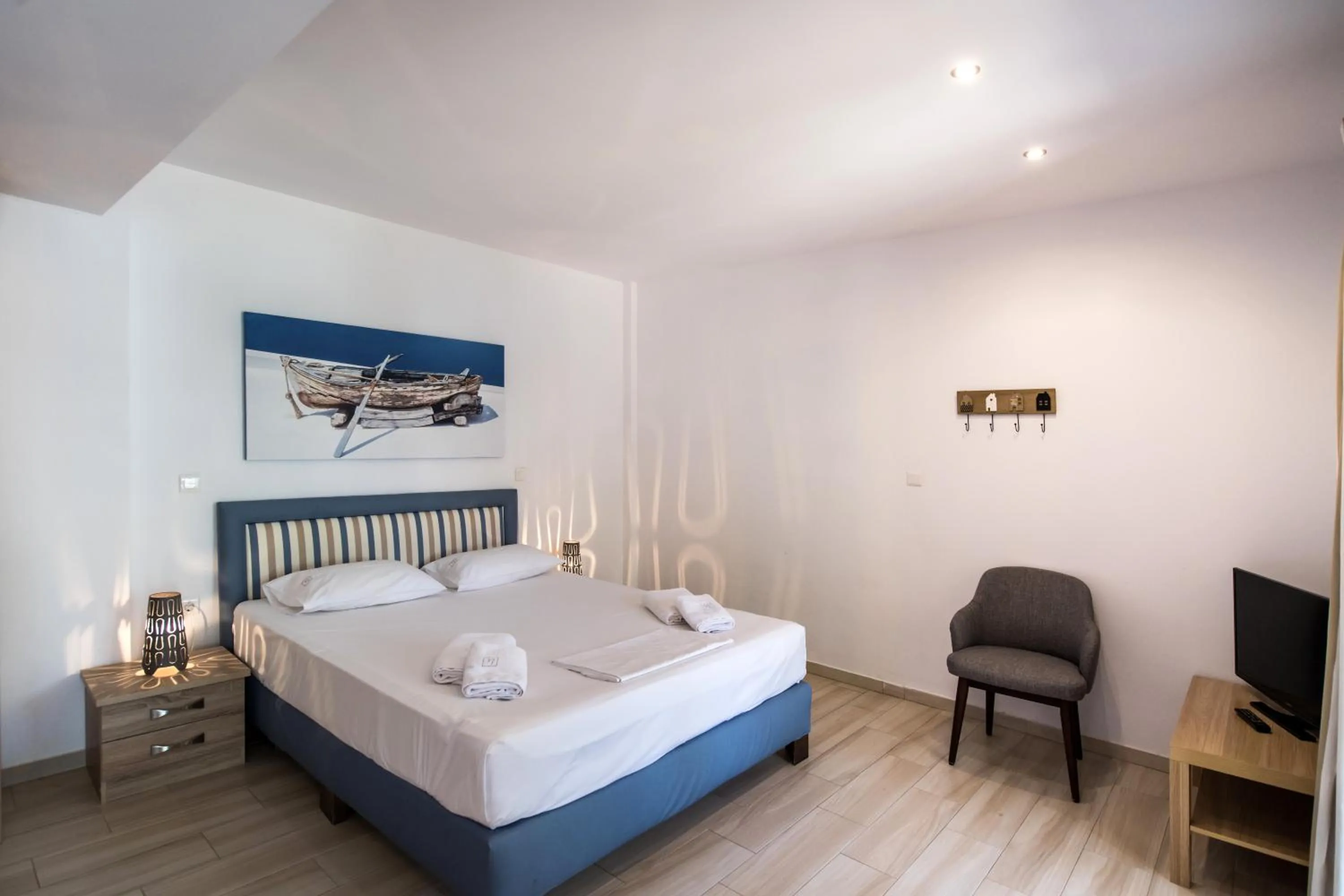 Bedroom, Bed in Ilianthos Apartments & Rooms