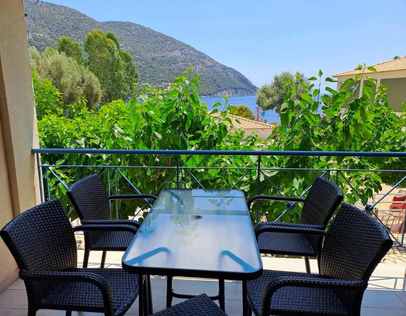 Ilianthos Apartments & Rooms