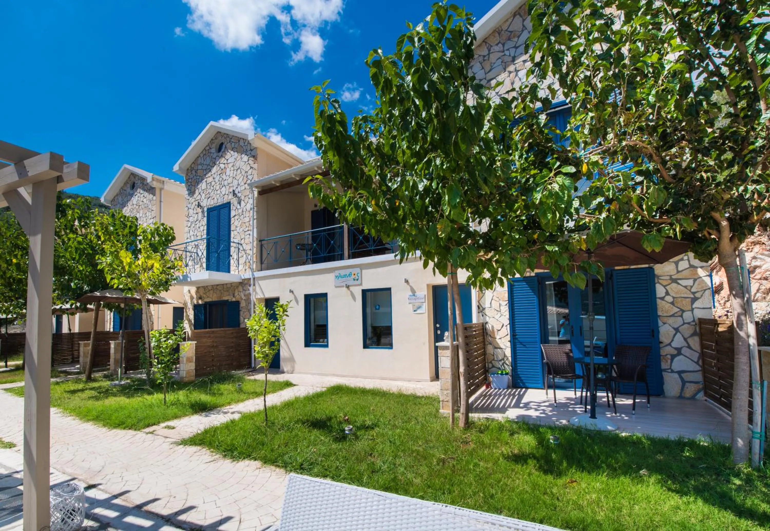 Garden in Ilianthos Apartments & Rooms