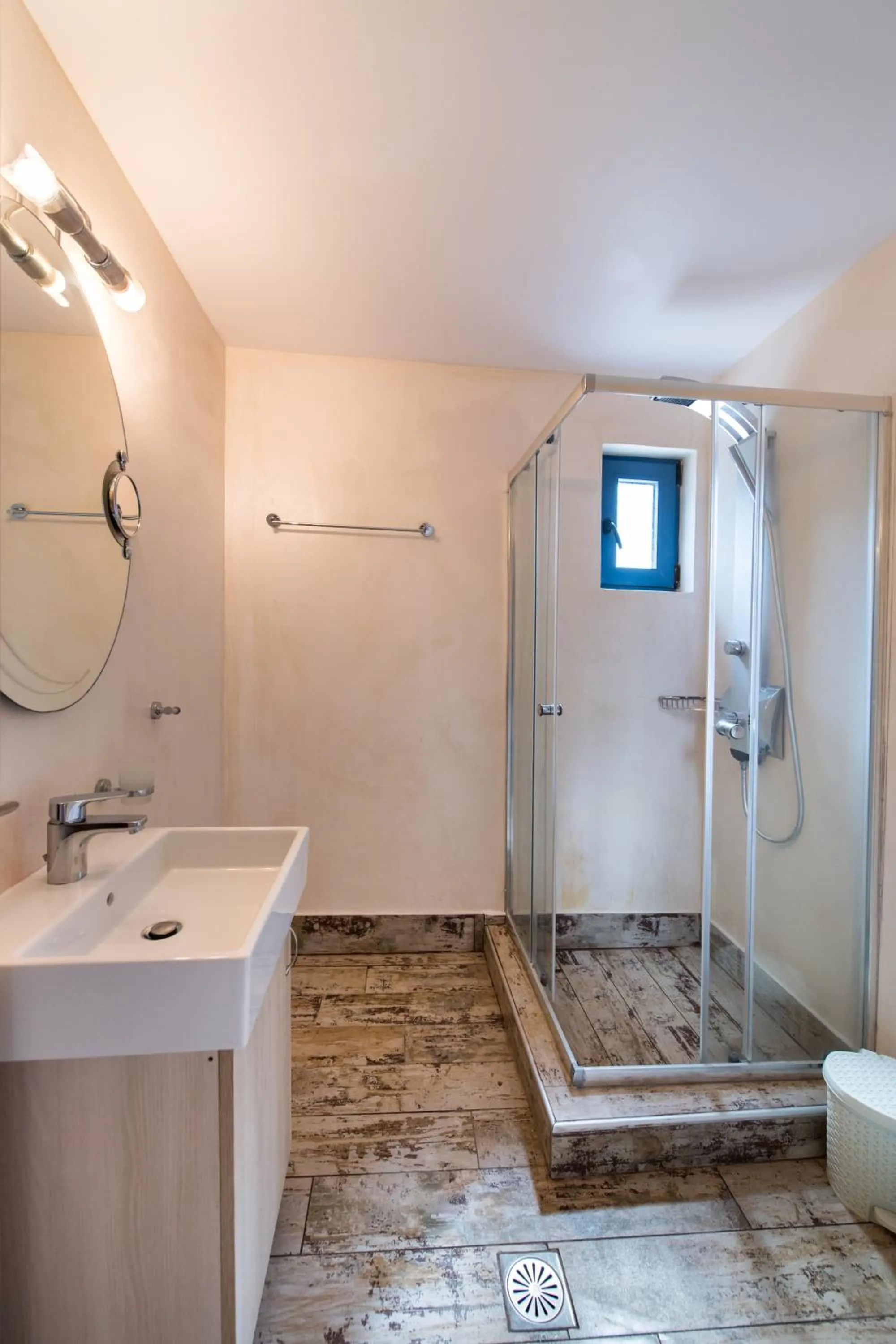 Shower in Ilianthos Apartments & Rooms