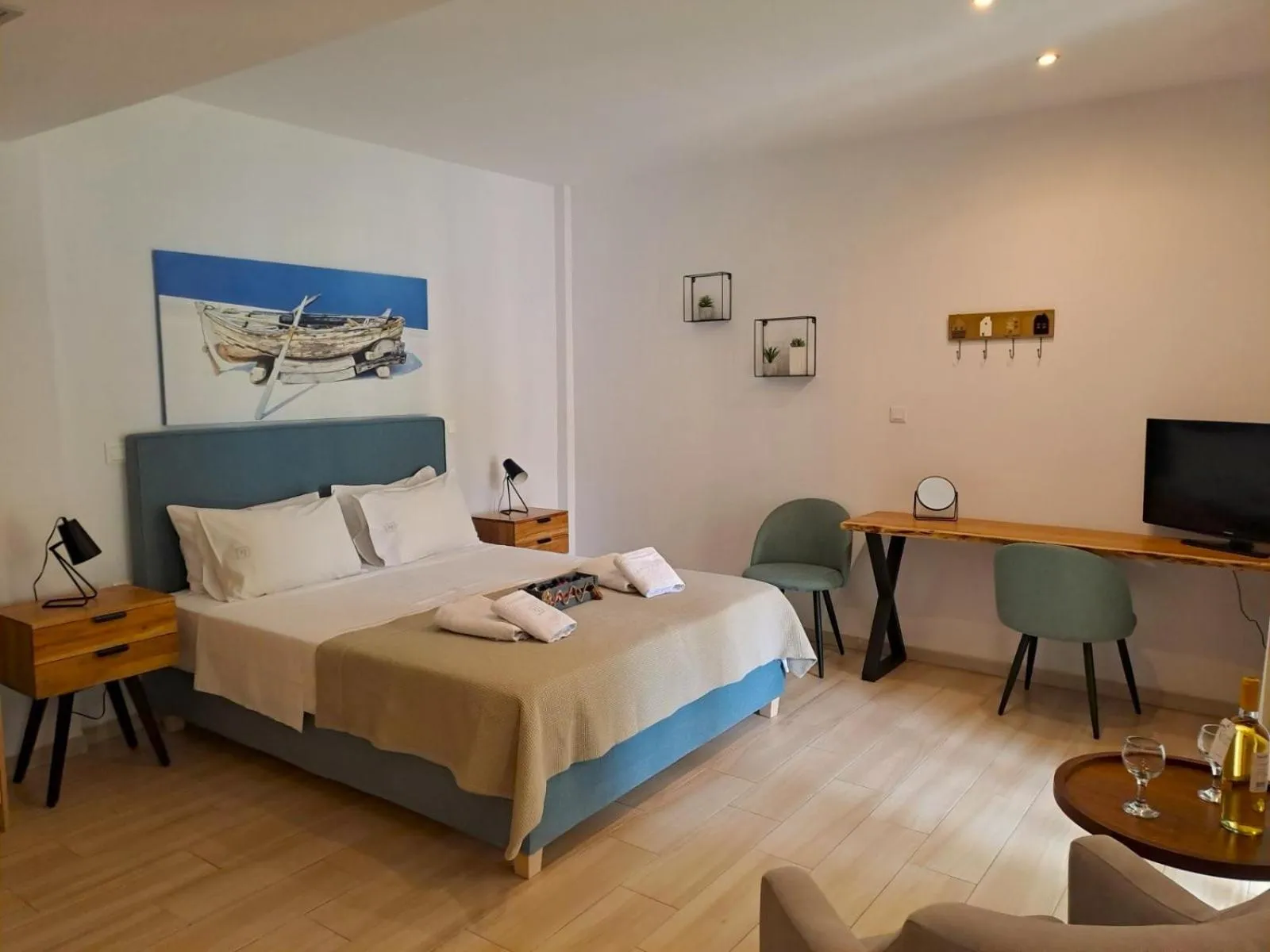 Communal lounge/ TV room, Bed in Ilianthos Apartments & Rooms