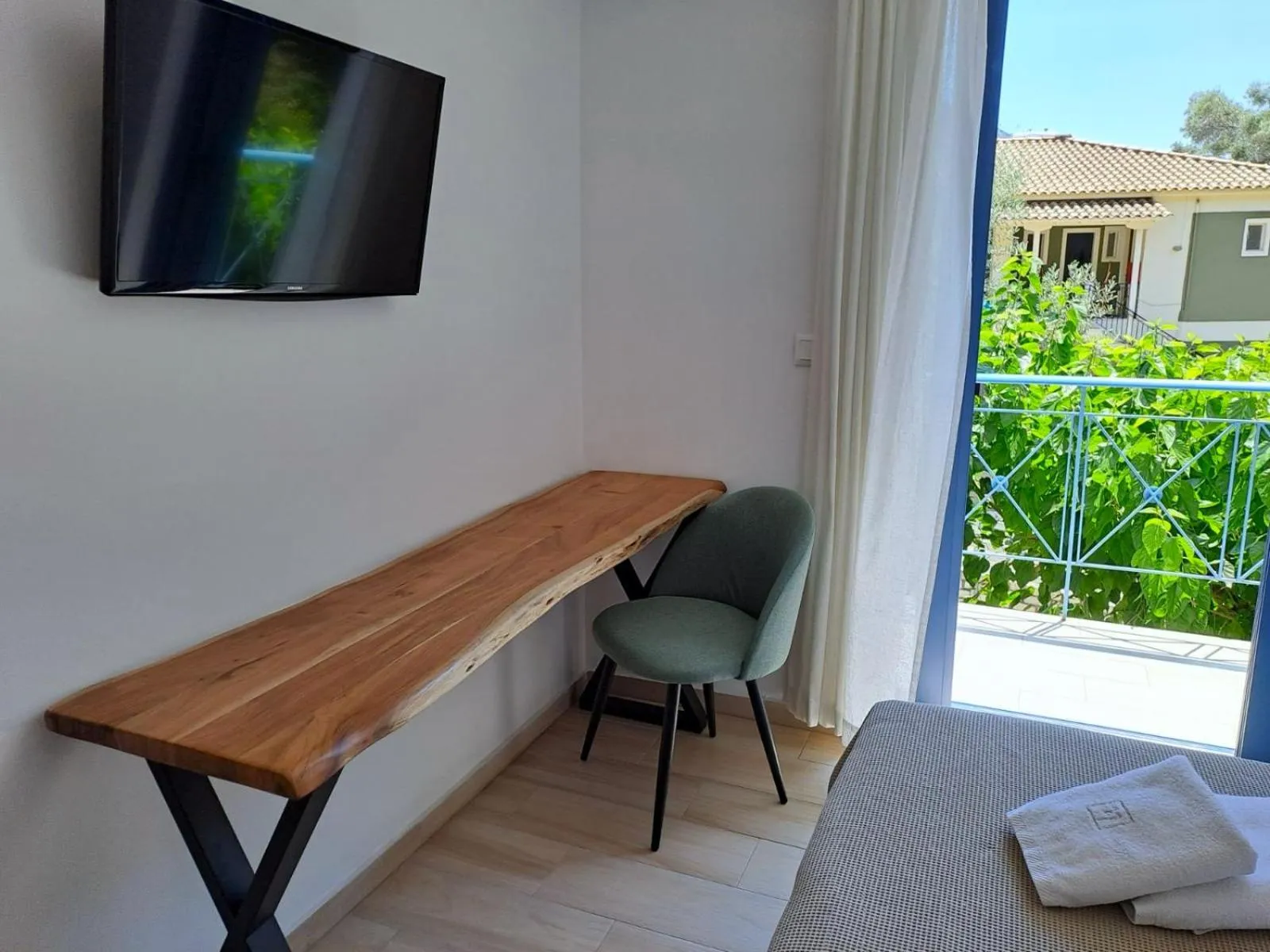 Ilianthos Apartments & Rooms