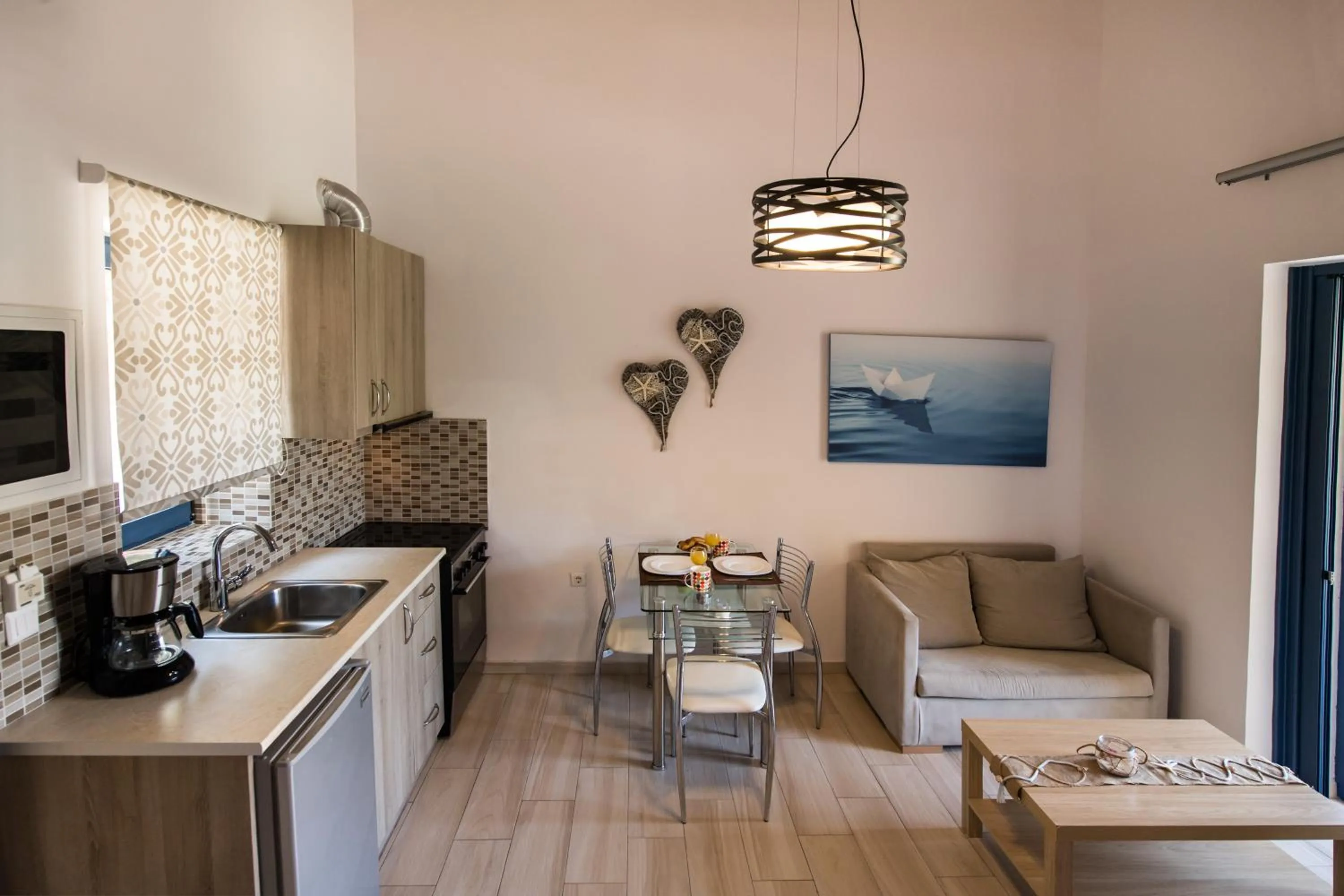 Kitchen or kitchenette in Ilianthos Apartments & Rooms