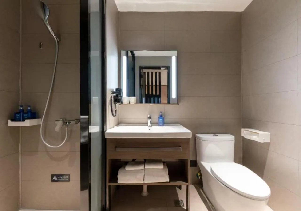 Bathroom in Hanting Hotel Beijing Beiqijia Future Science and Technology City