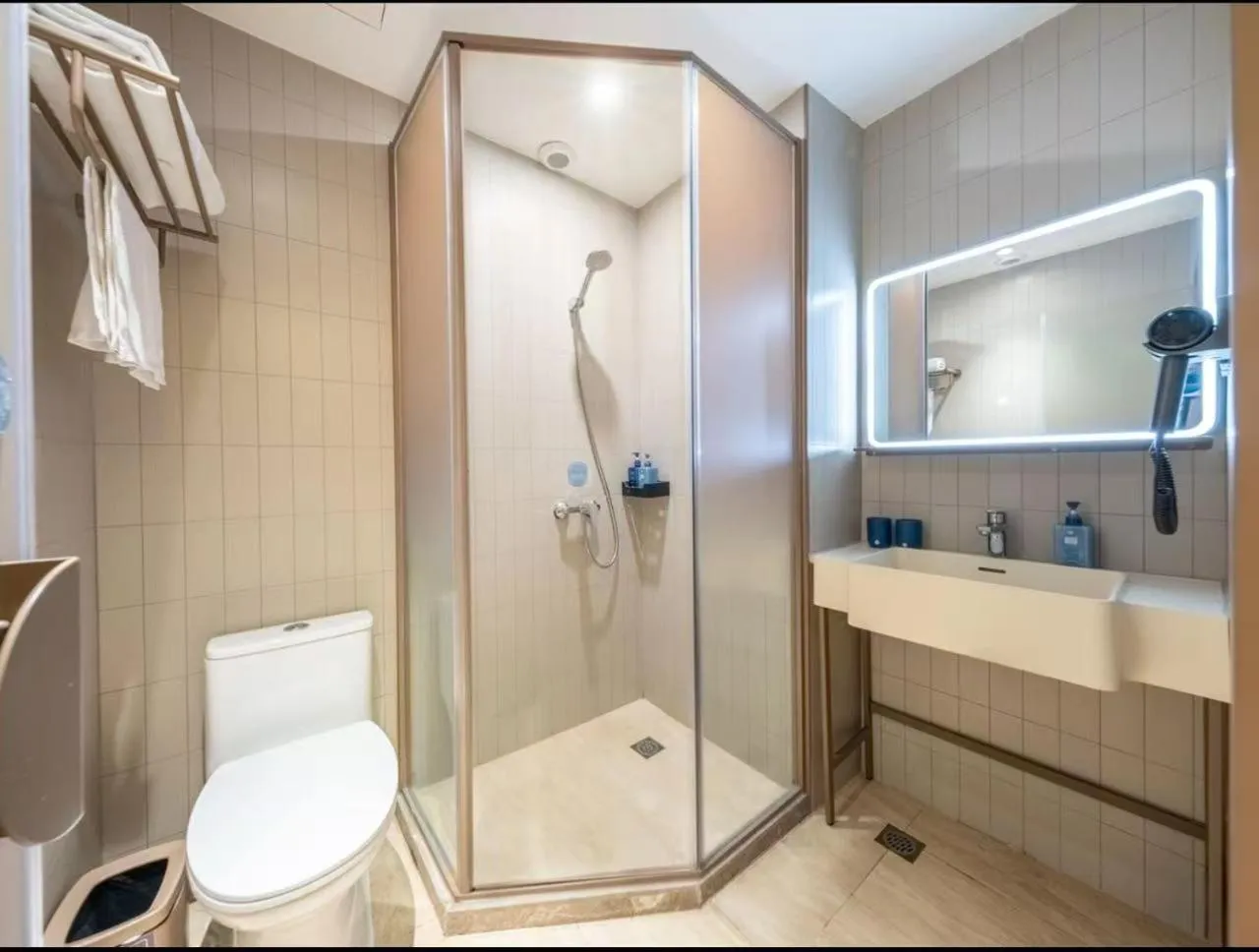 Toilet in Hanting Hotel Beijing Tiananmen Square