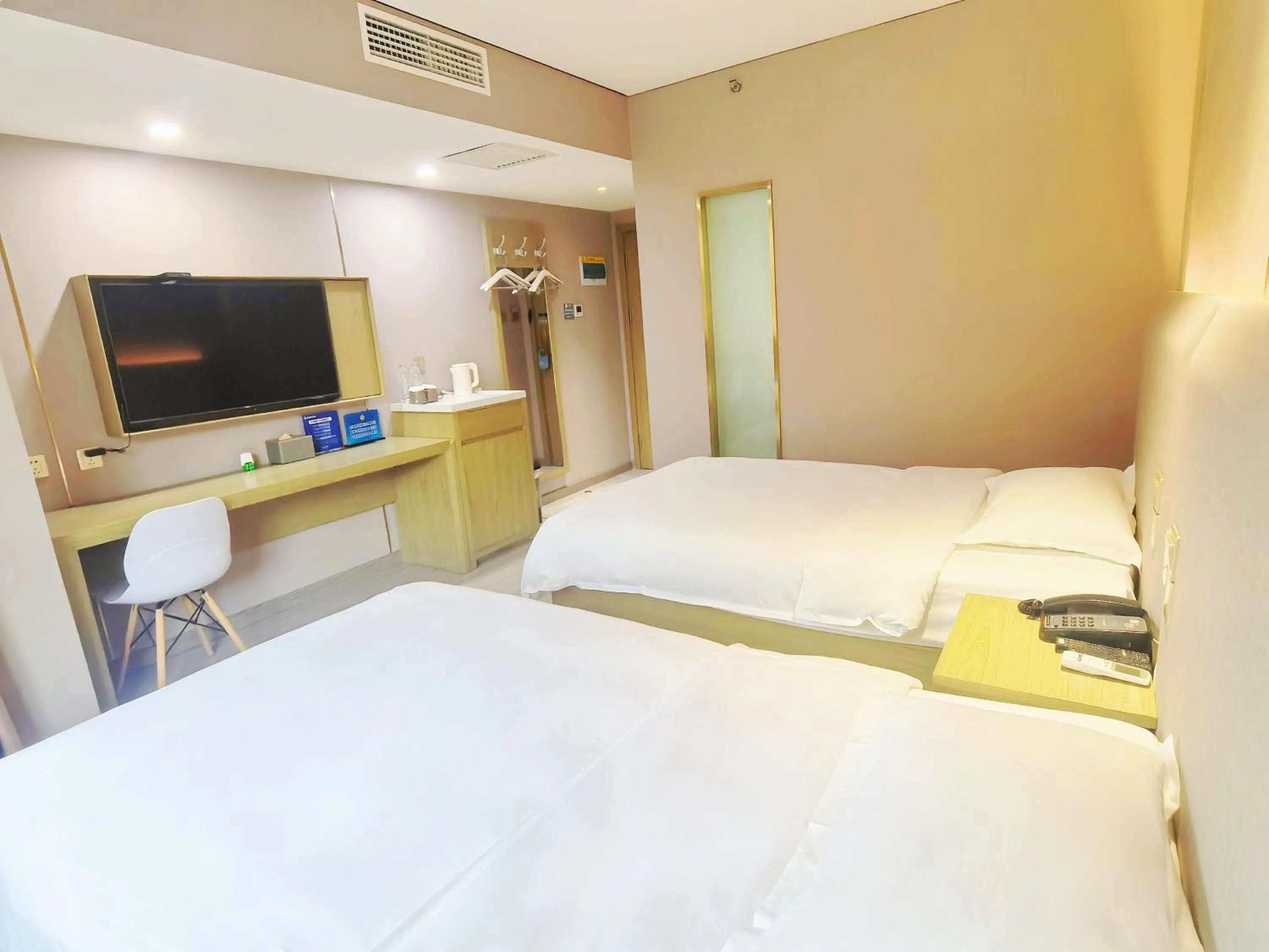 Bed in Hanting Hotel Beijing Fuchengmen Fuwai Hospital