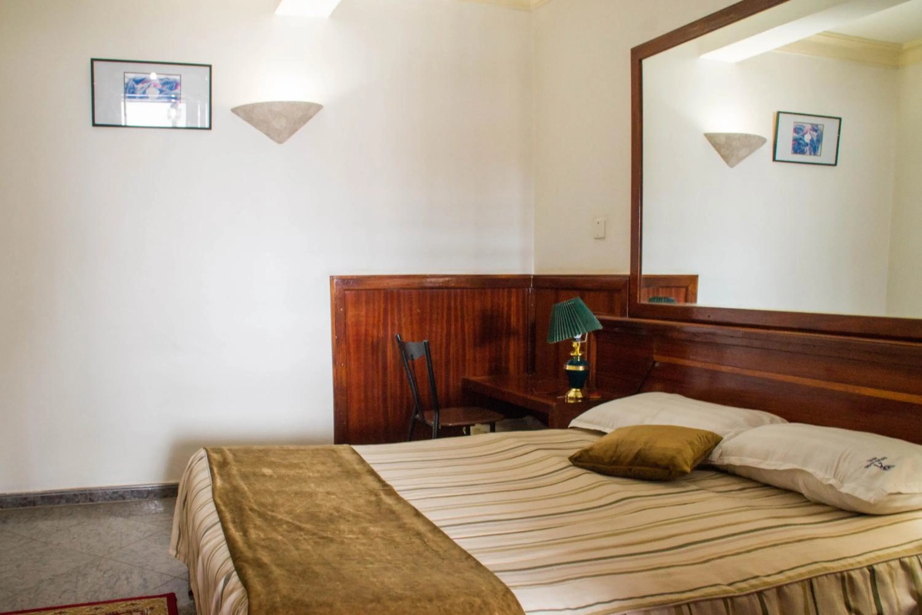 Bed in Oxford Royal Hotel