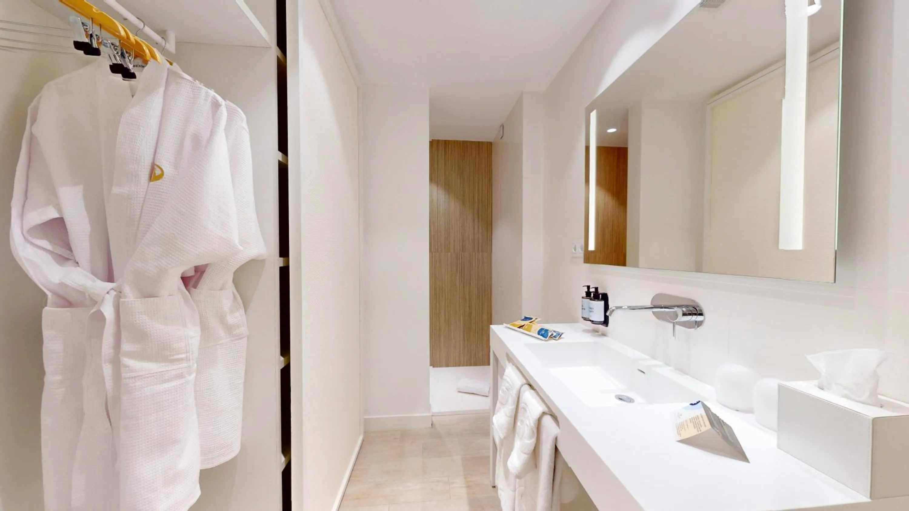 Shower in Grand Palladium Sicilia Resort & Spa