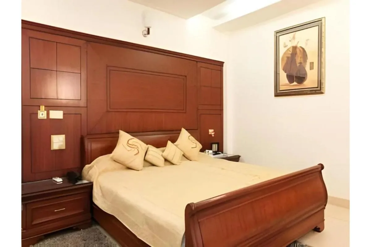 Bed in Hotel Shanta Inn