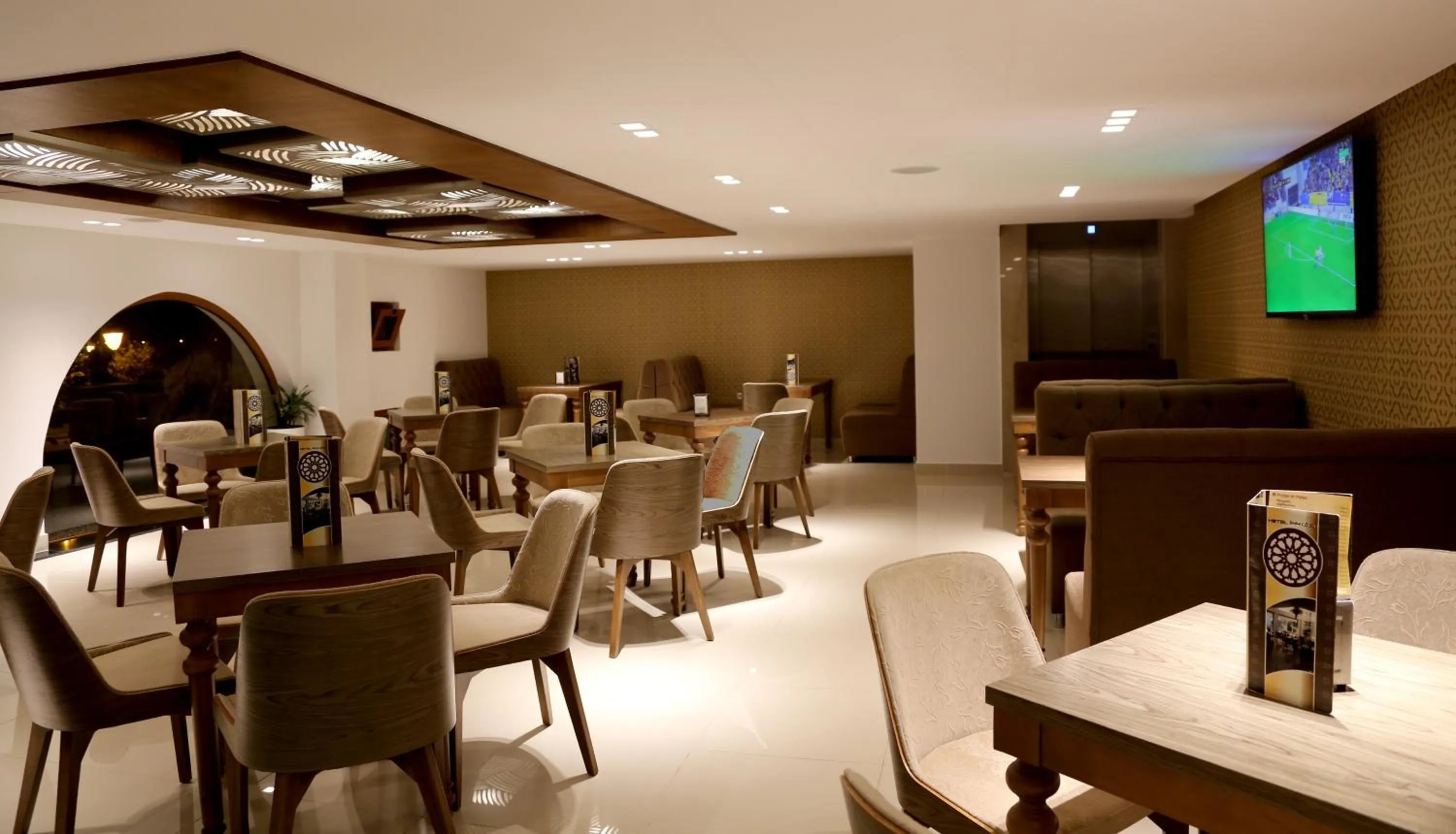 Restaurant/places to eat in Hotel A44