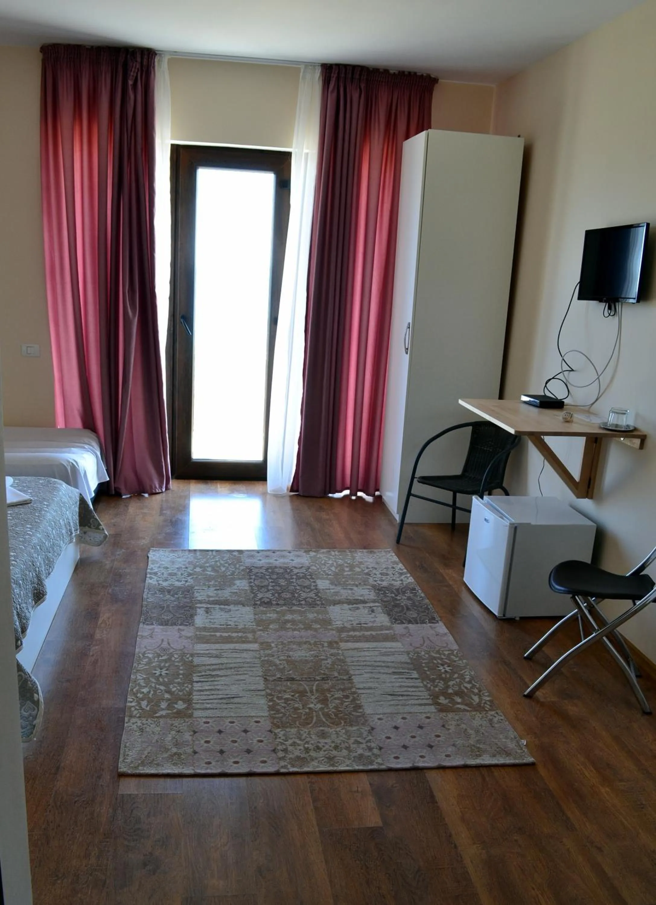 Photo of the whole room in Sara