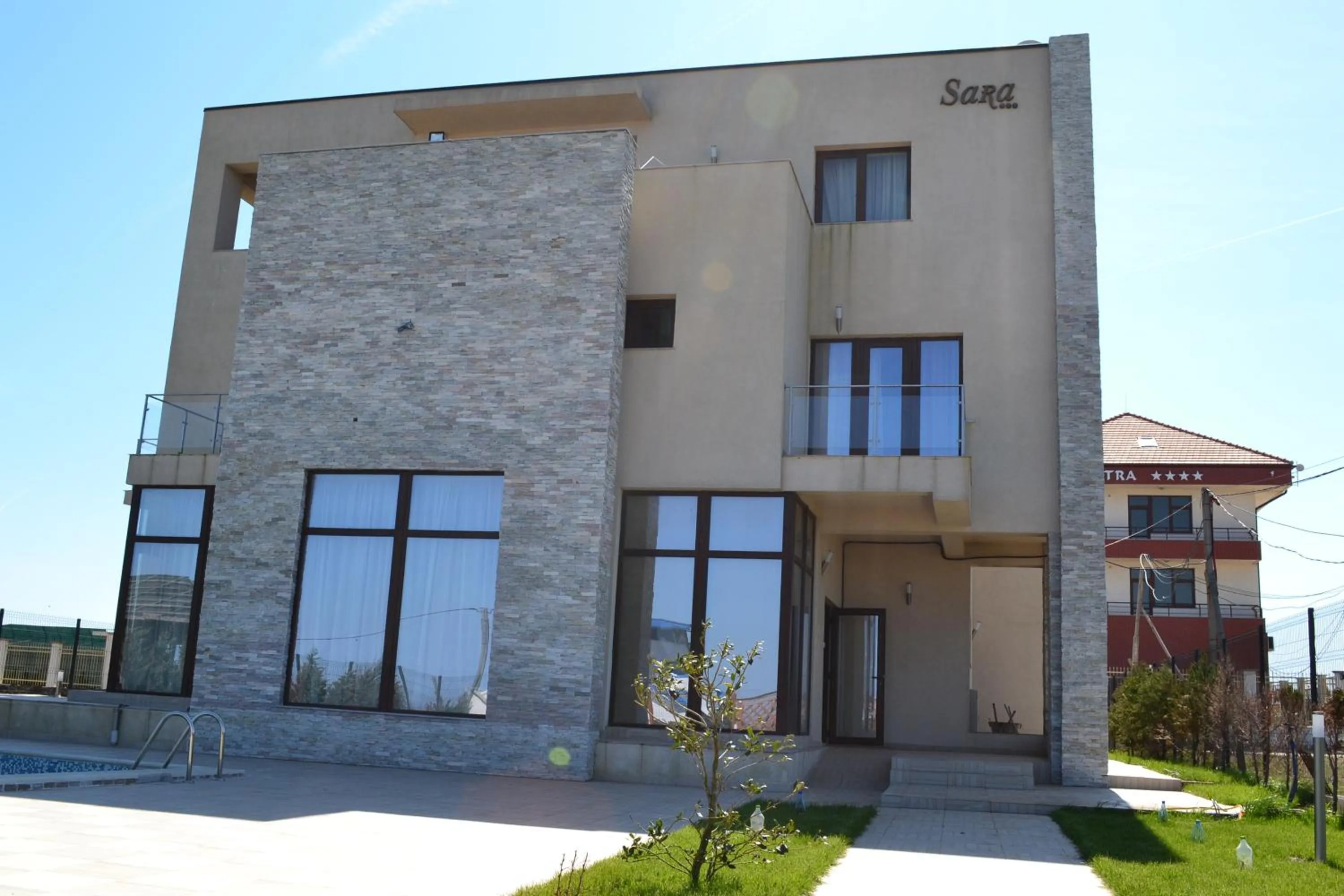 Facade/entrance in Sara