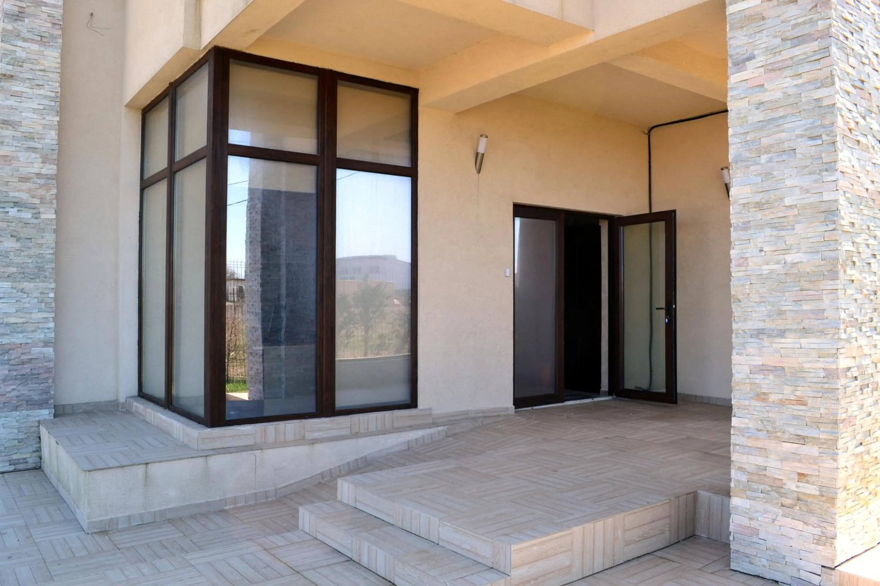 Facade/entrance in Sara