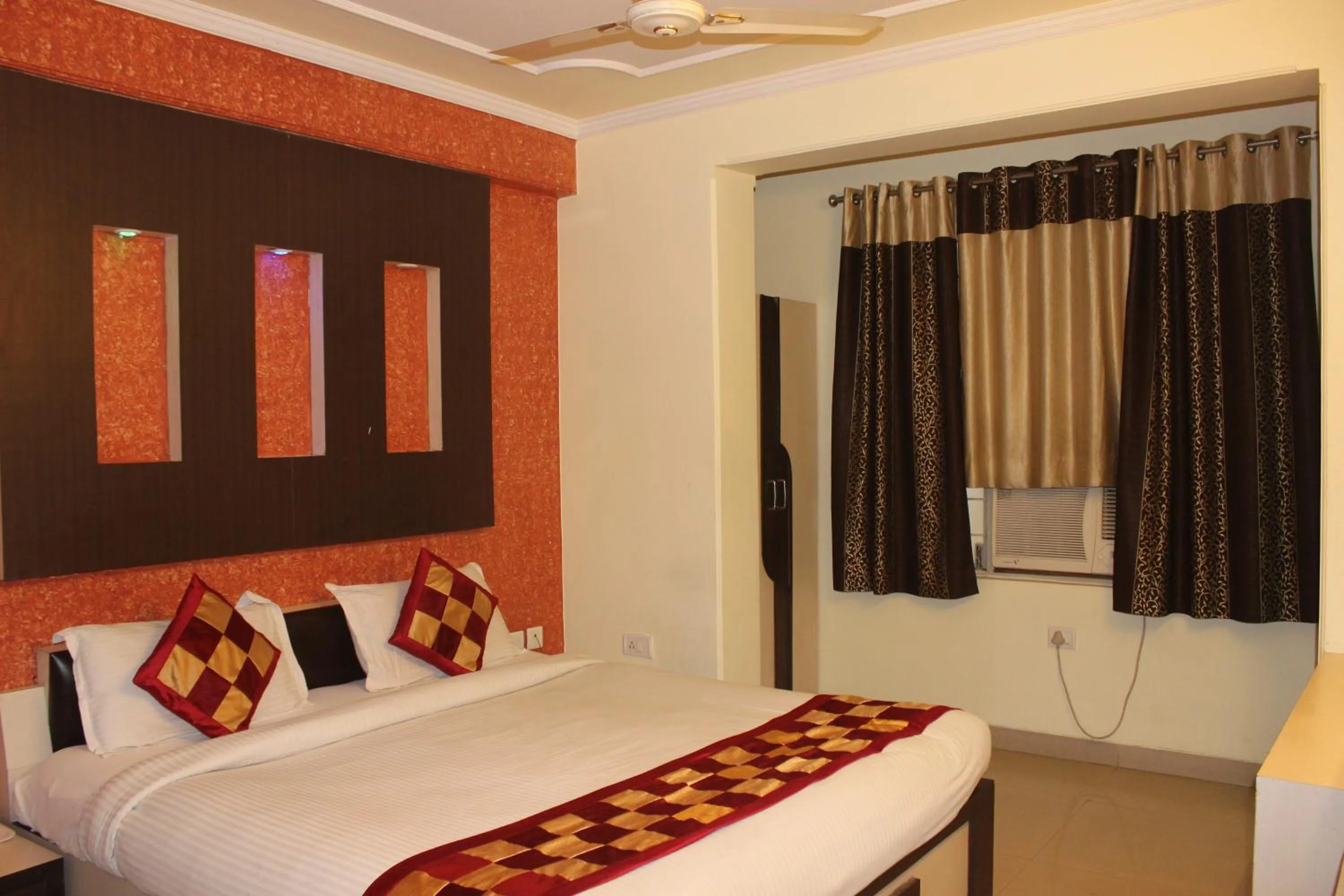 Bathroom, Bed in Hotel Muskan Palace