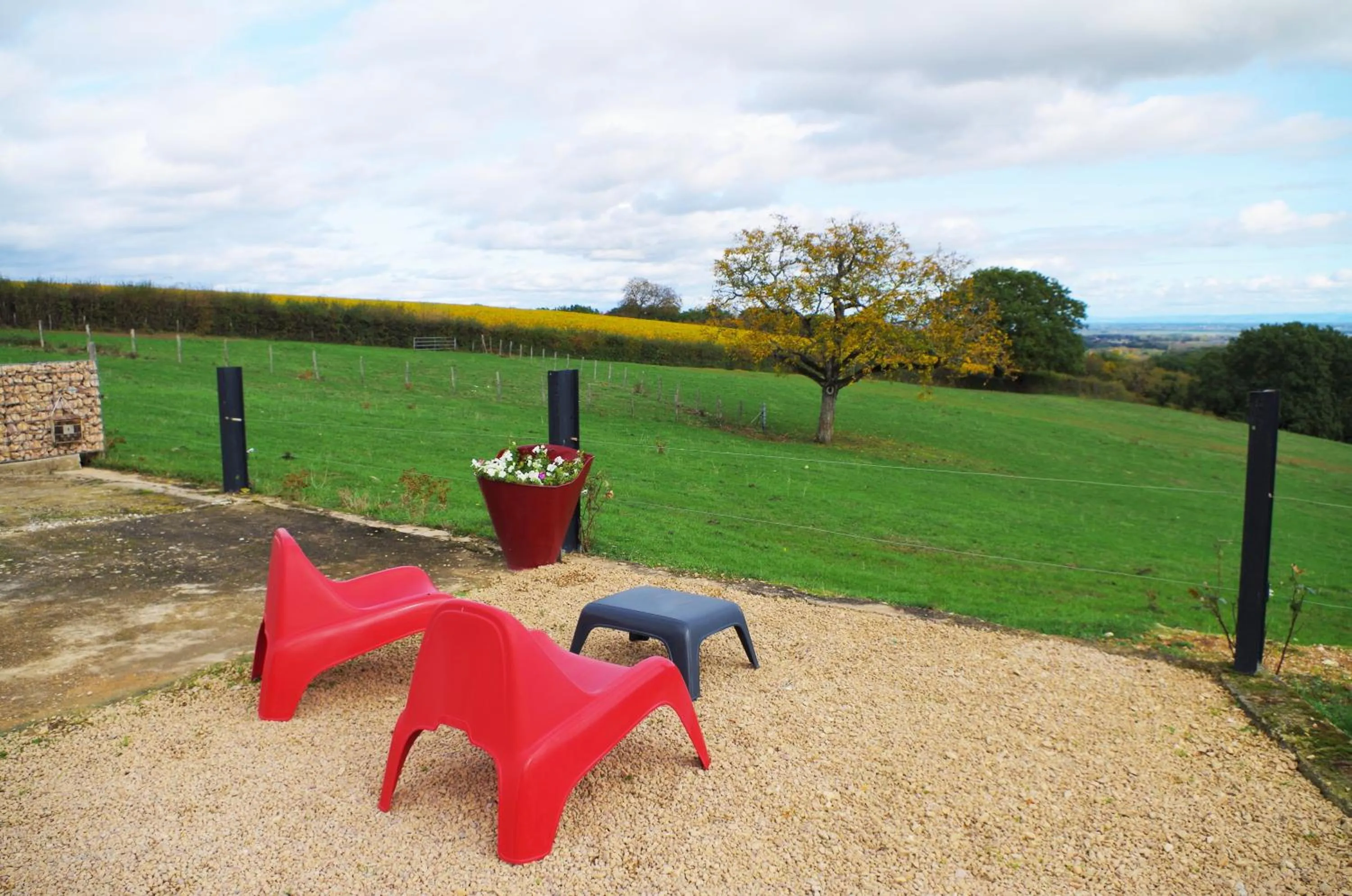 Patio in Domaine Joseph LAFARGE Wine Resort Oeno-tonneaux expérience