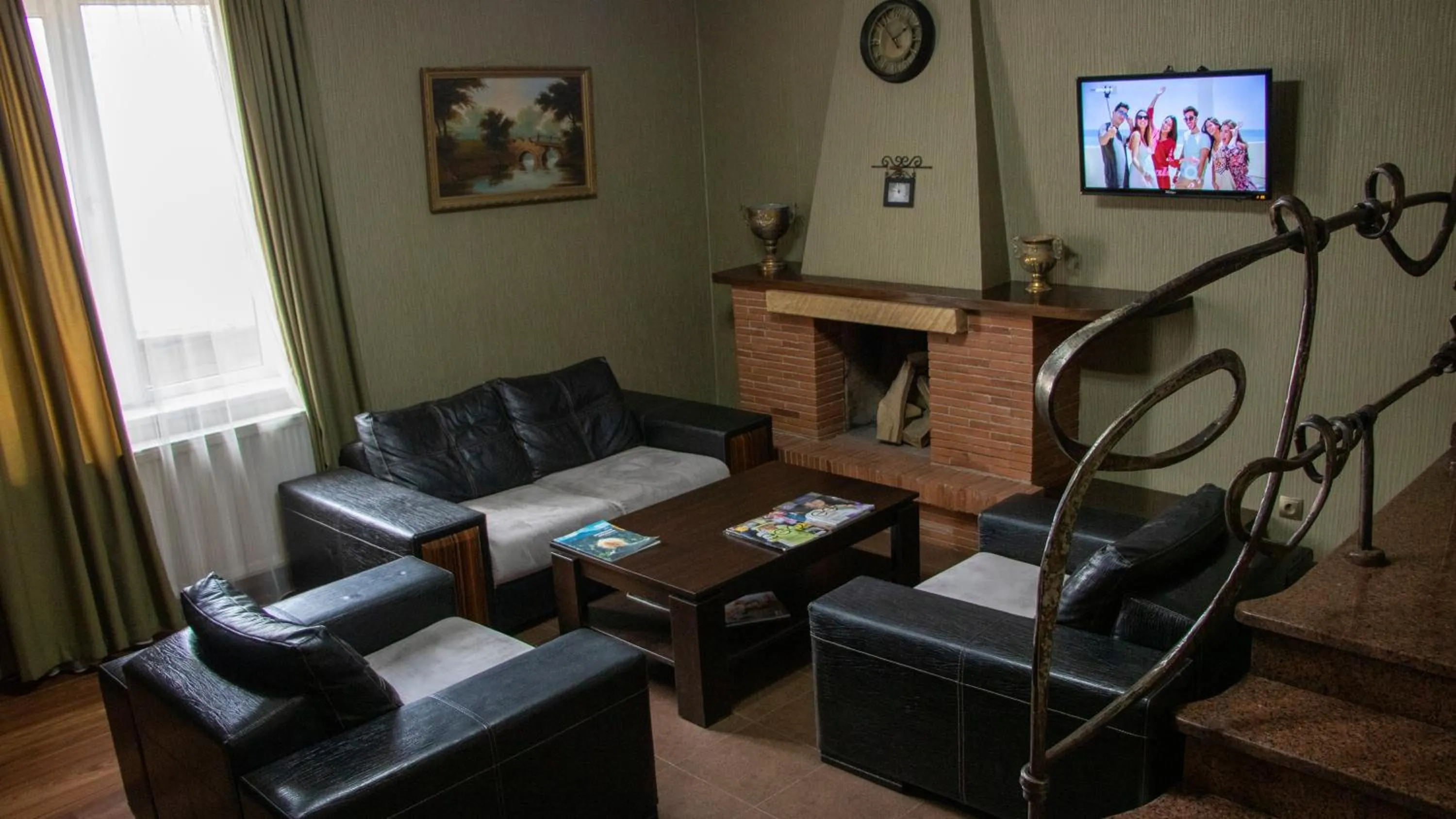 Communal lounge/ TV room in Hotel New Metekhi