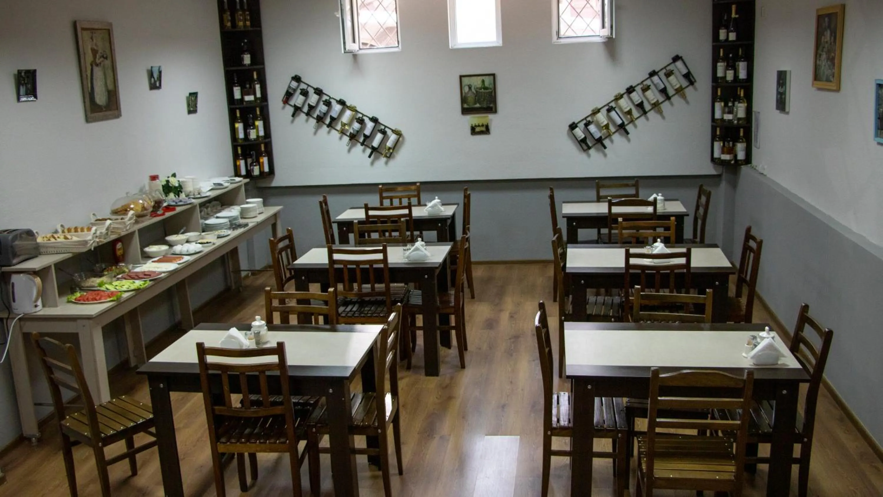 Dining area in Hotel New Metekhi