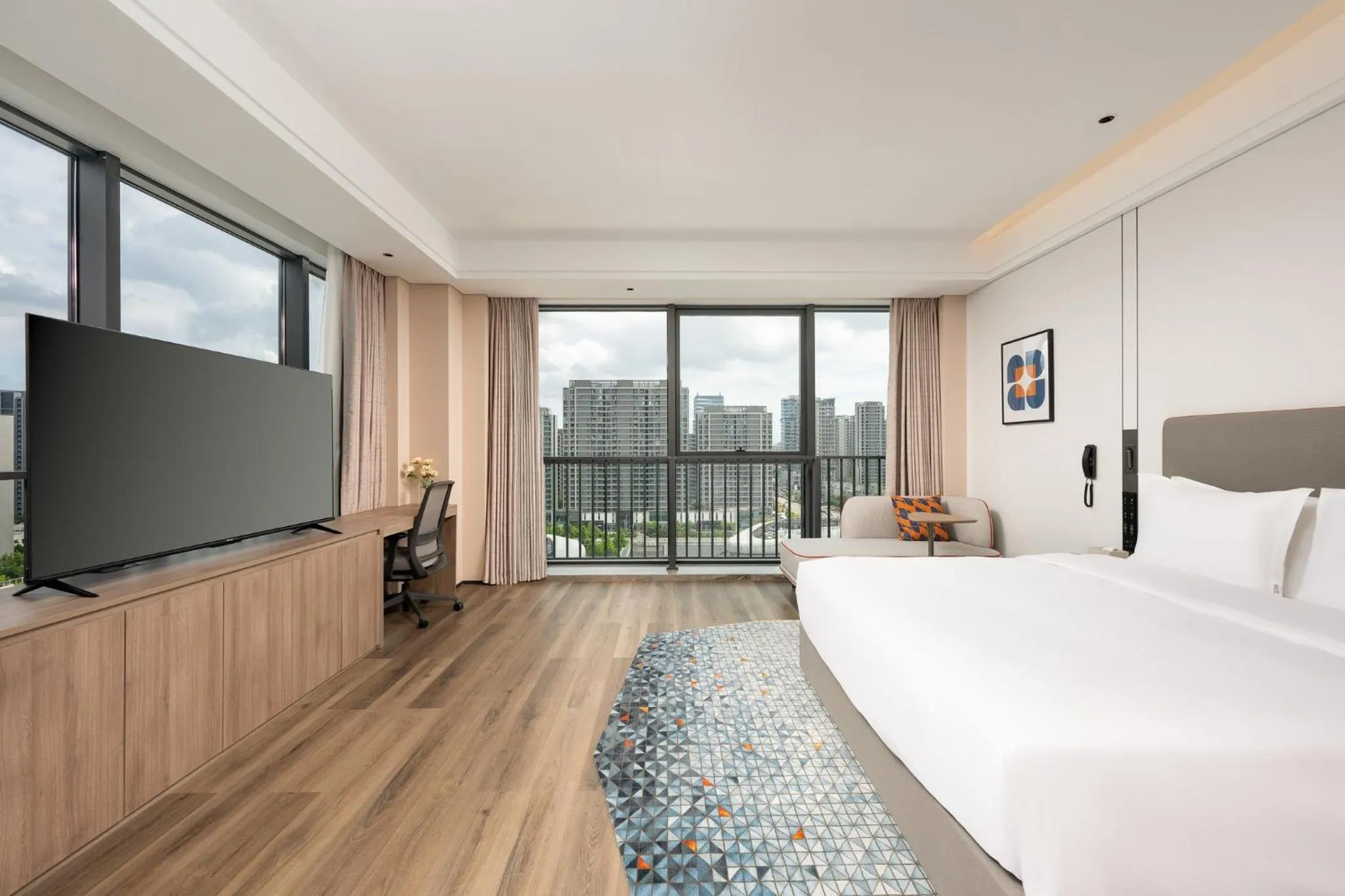 Photo of the whole room, Bed in Holiday Inn Express Taizhou Jiaojiang