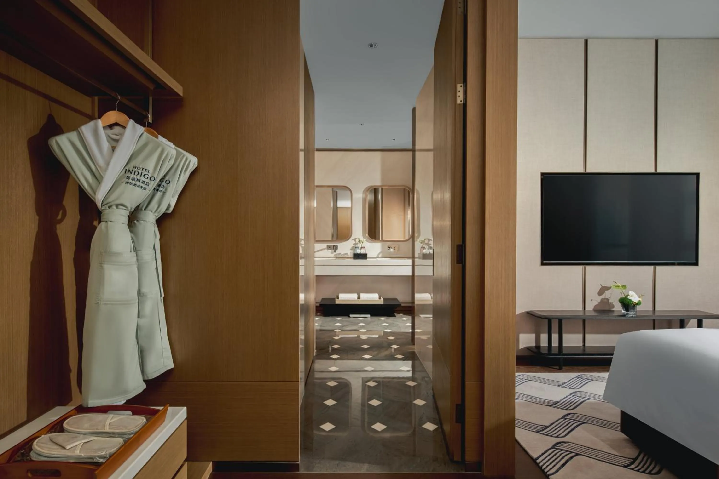 Photo of the whole room, Bed in Hotel Indigo Wuxi Qingming Bridge