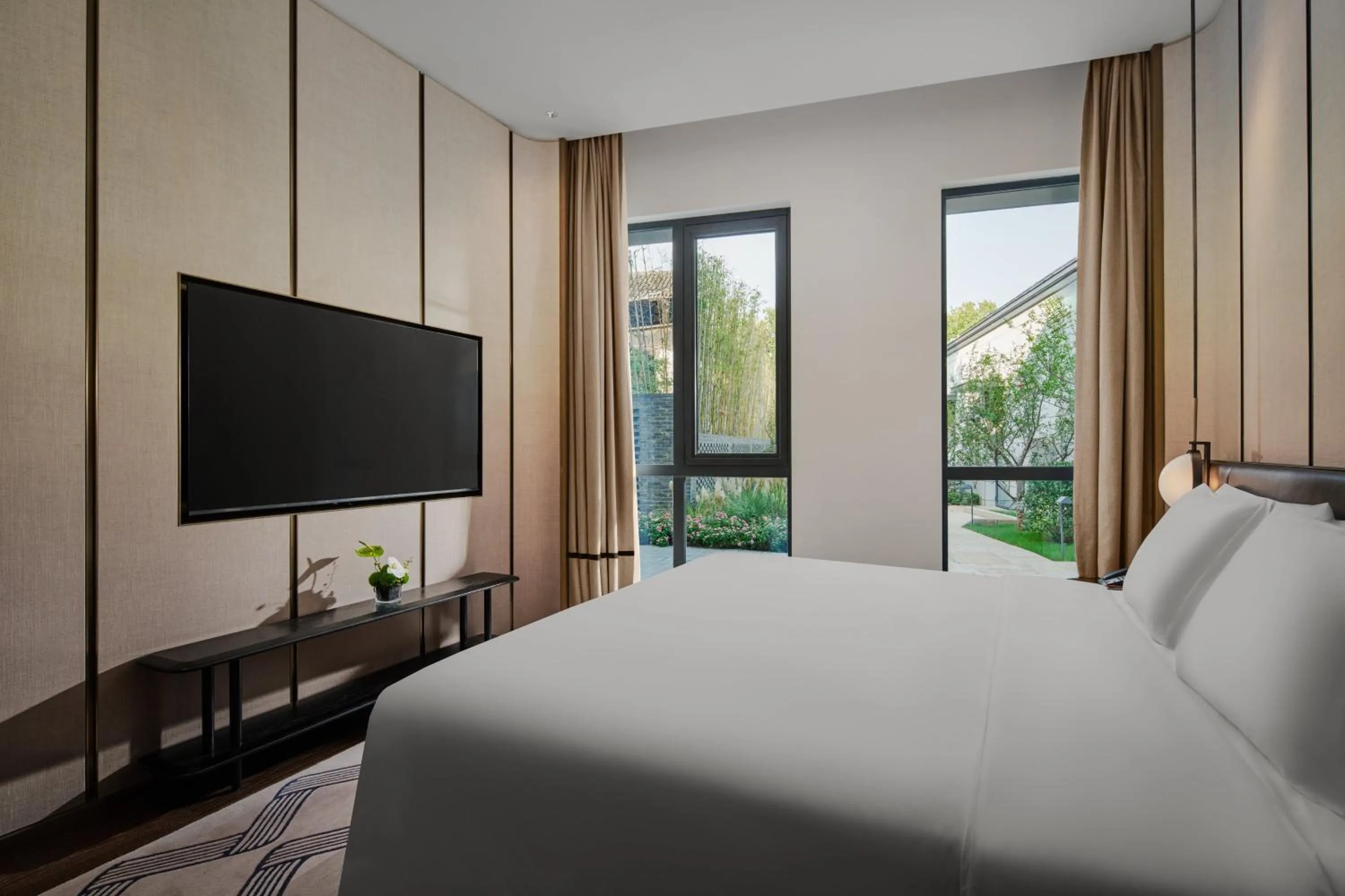 Photo of the whole room, Bed in Hotel Indigo Wuxi Qingming Bridge