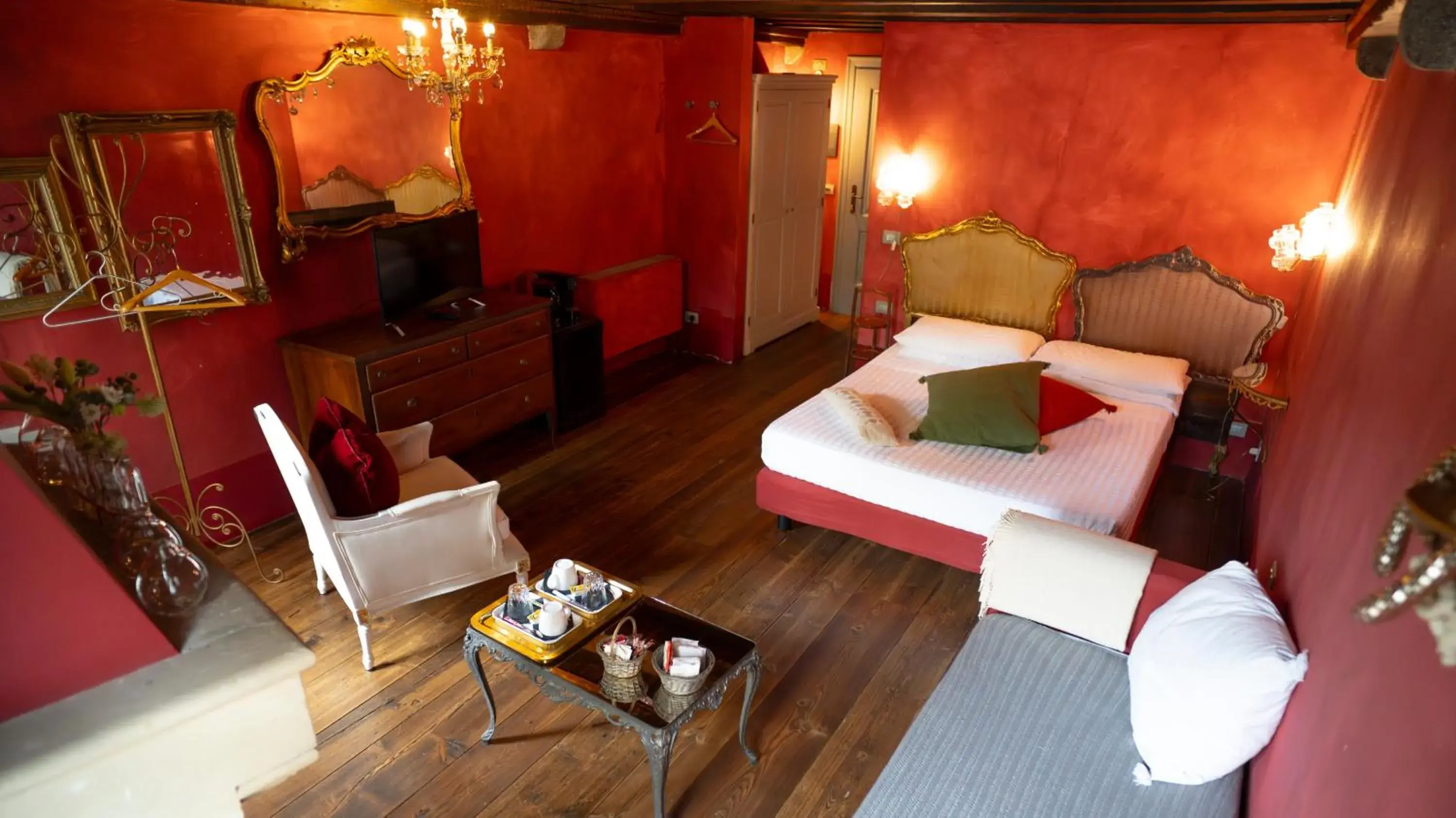 Double Room in Locanda Al Cappello Double Room in Locanda Al Cappello