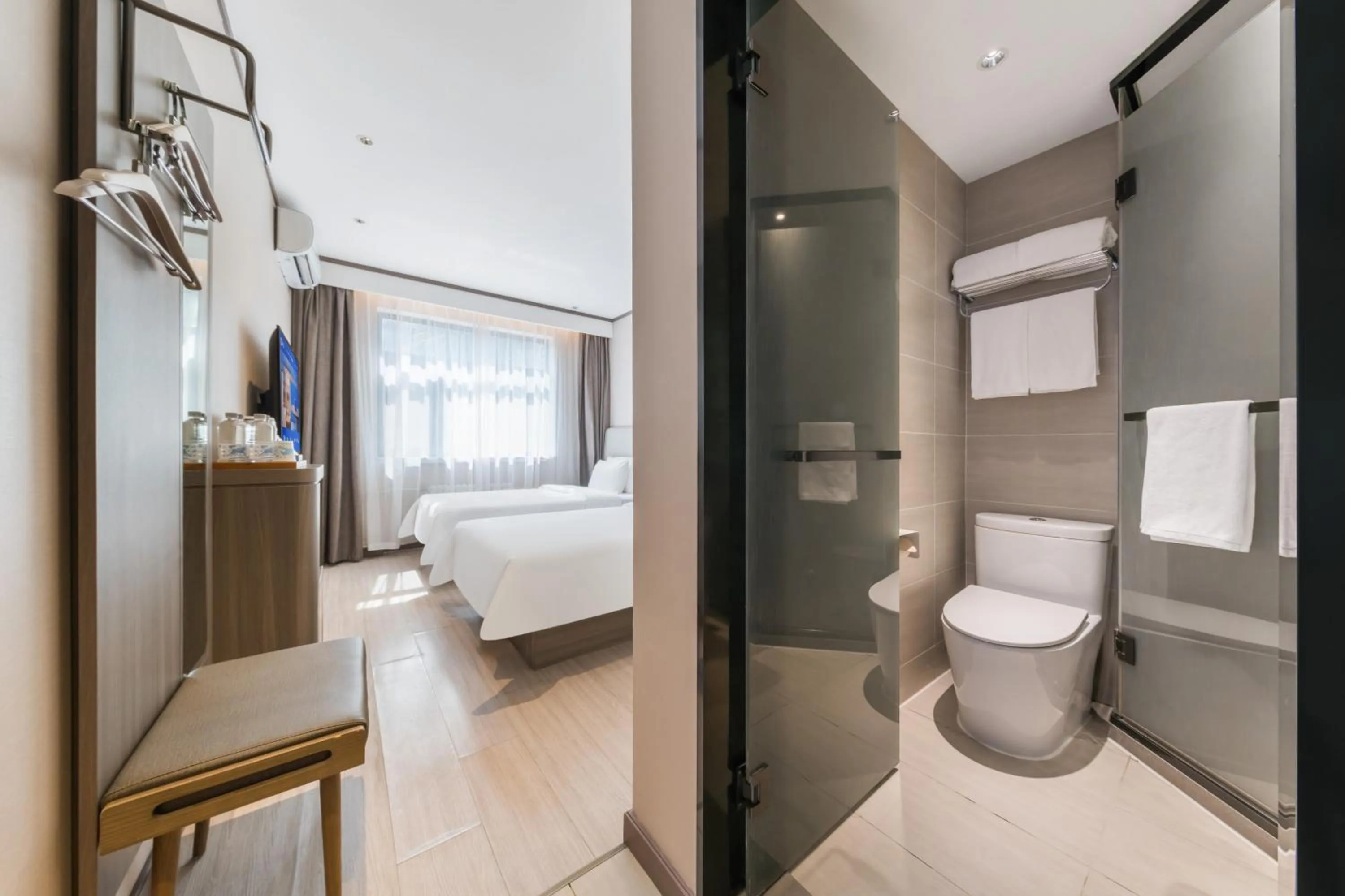 Photo of the whole room, Bed in Hanting Hotel Beijing Deshengmen