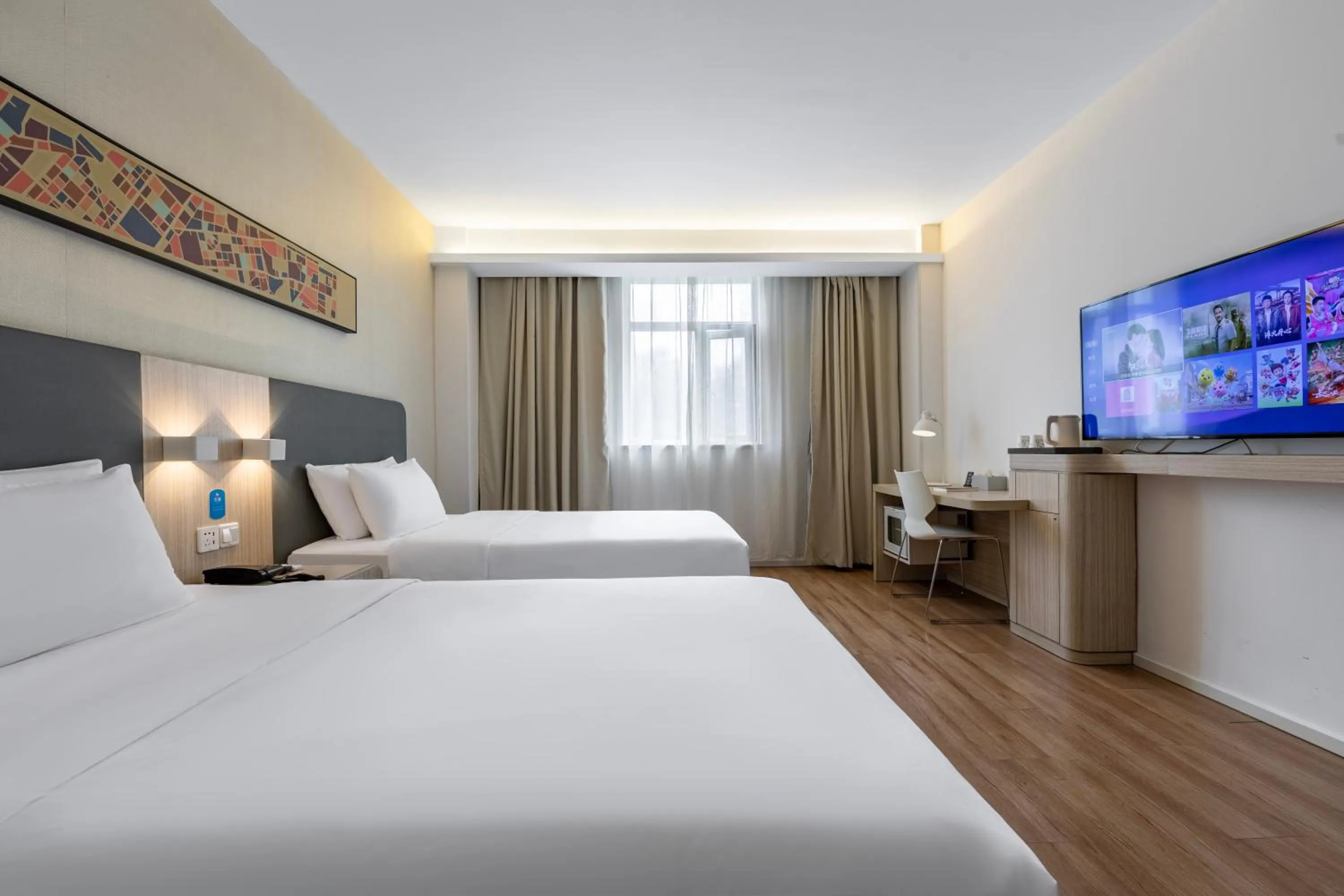 Photo of the whole room, Bed in Hanting Hotel Shanghai Xujiahui Center (formerly Xujiahui Nandan East Road Branch)