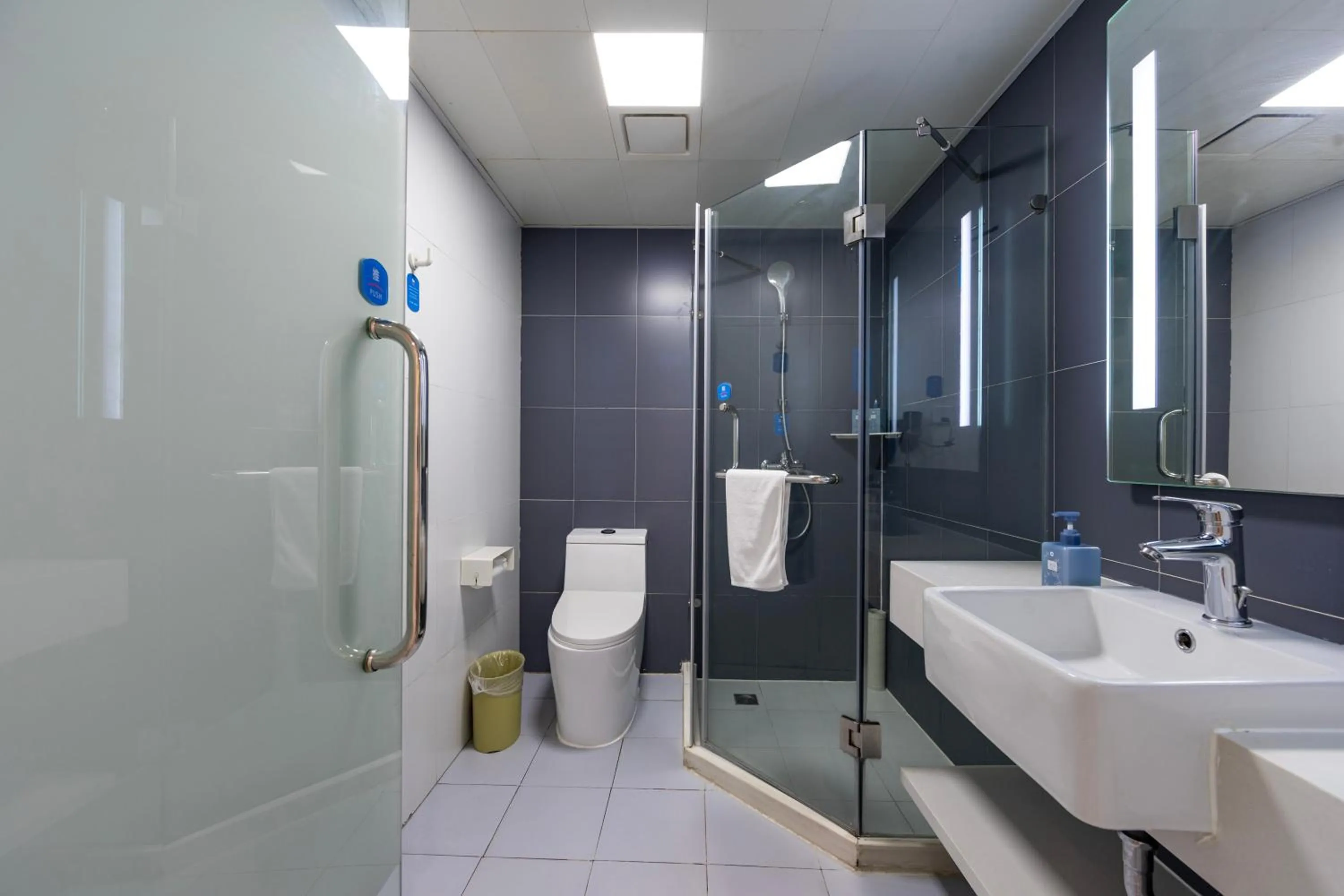 Shower in Hanting Hotel Shanghai Xujiahui Center (formerly Xujiahui Nandan East Road Branch)