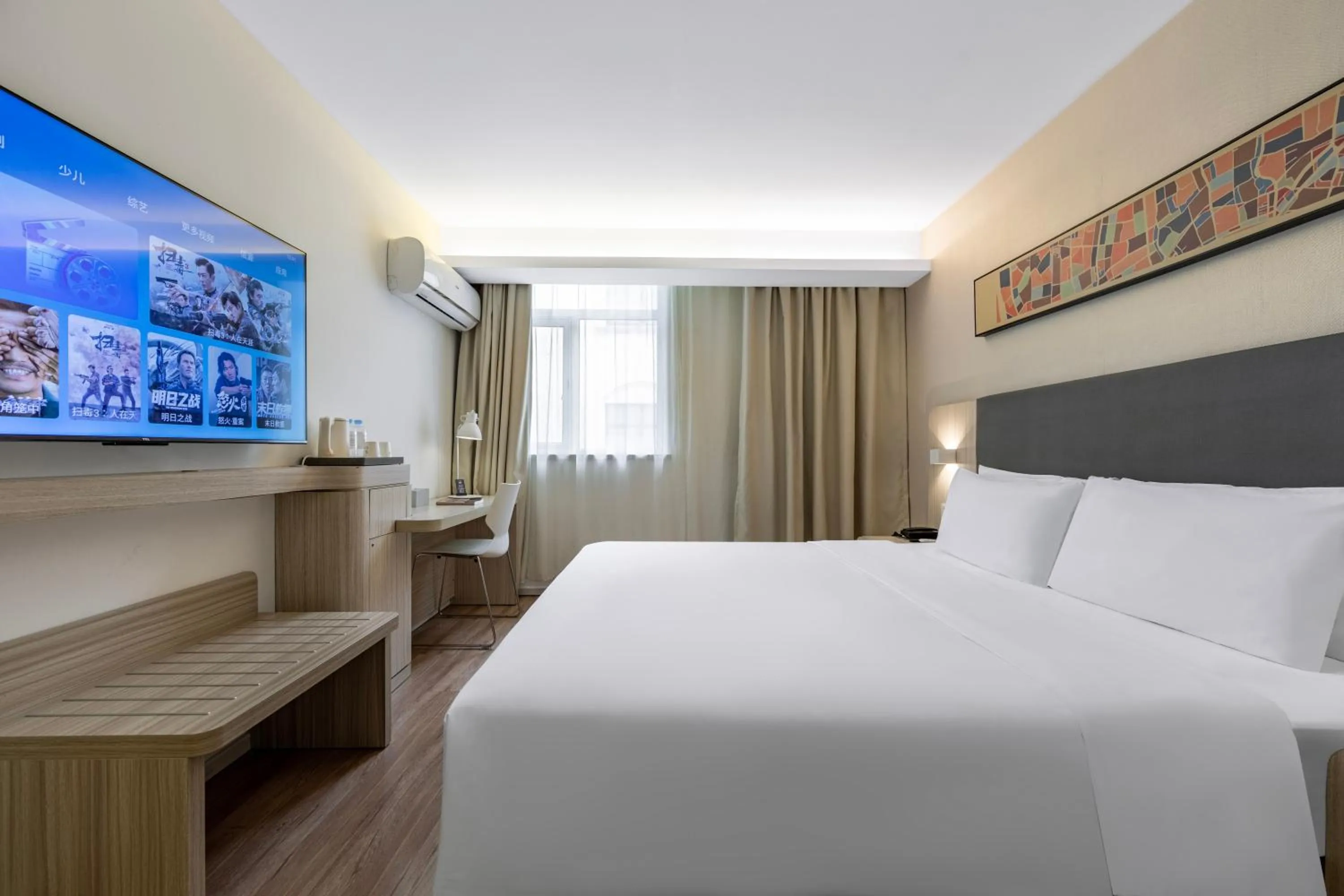 Photo of the whole room, Bed in Hanting Hotel Shanghai Xujiahui Center (formerly Xujiahui Nandan East Road Branch)