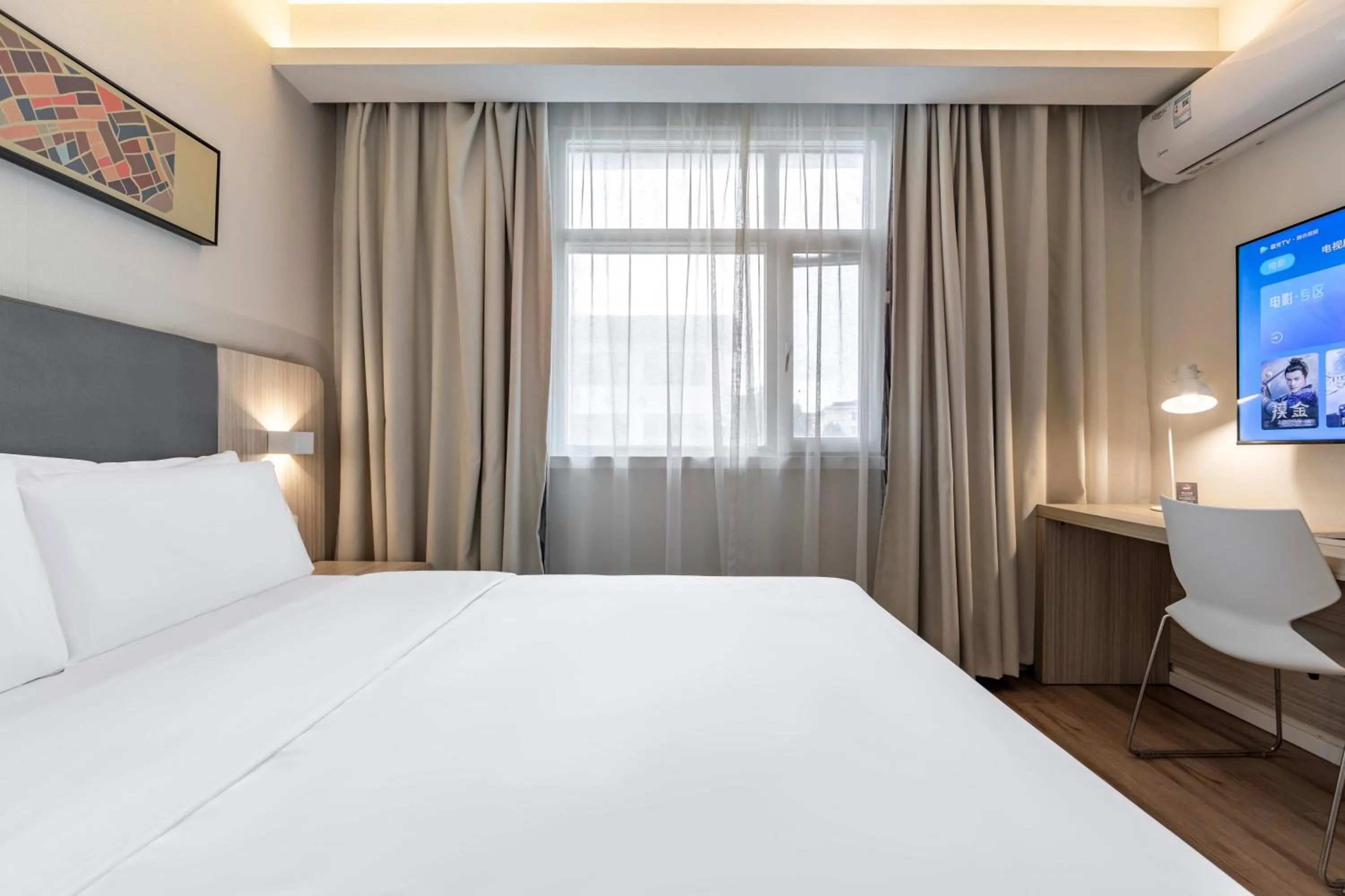 Photo of the whole room, Bed in Hanting Hotel Shanghai Xujiahui Center (formerly Xujiahui Nandan East Road Branch)