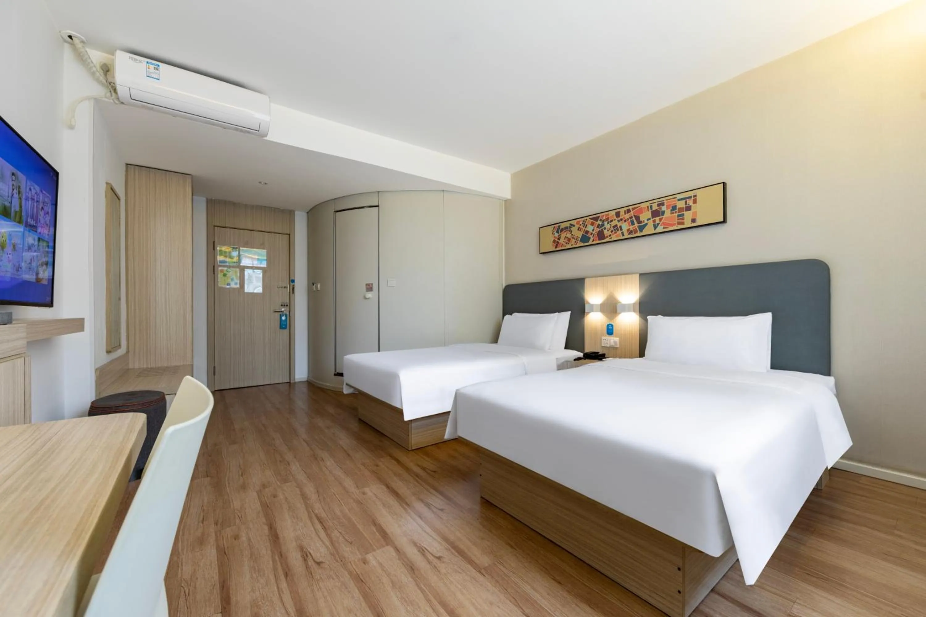 Photo of the whole room, Bed in Hanting Hotel Shanghai Xujiahui Center (formerly Xujiahui Nandan East Road Branch)