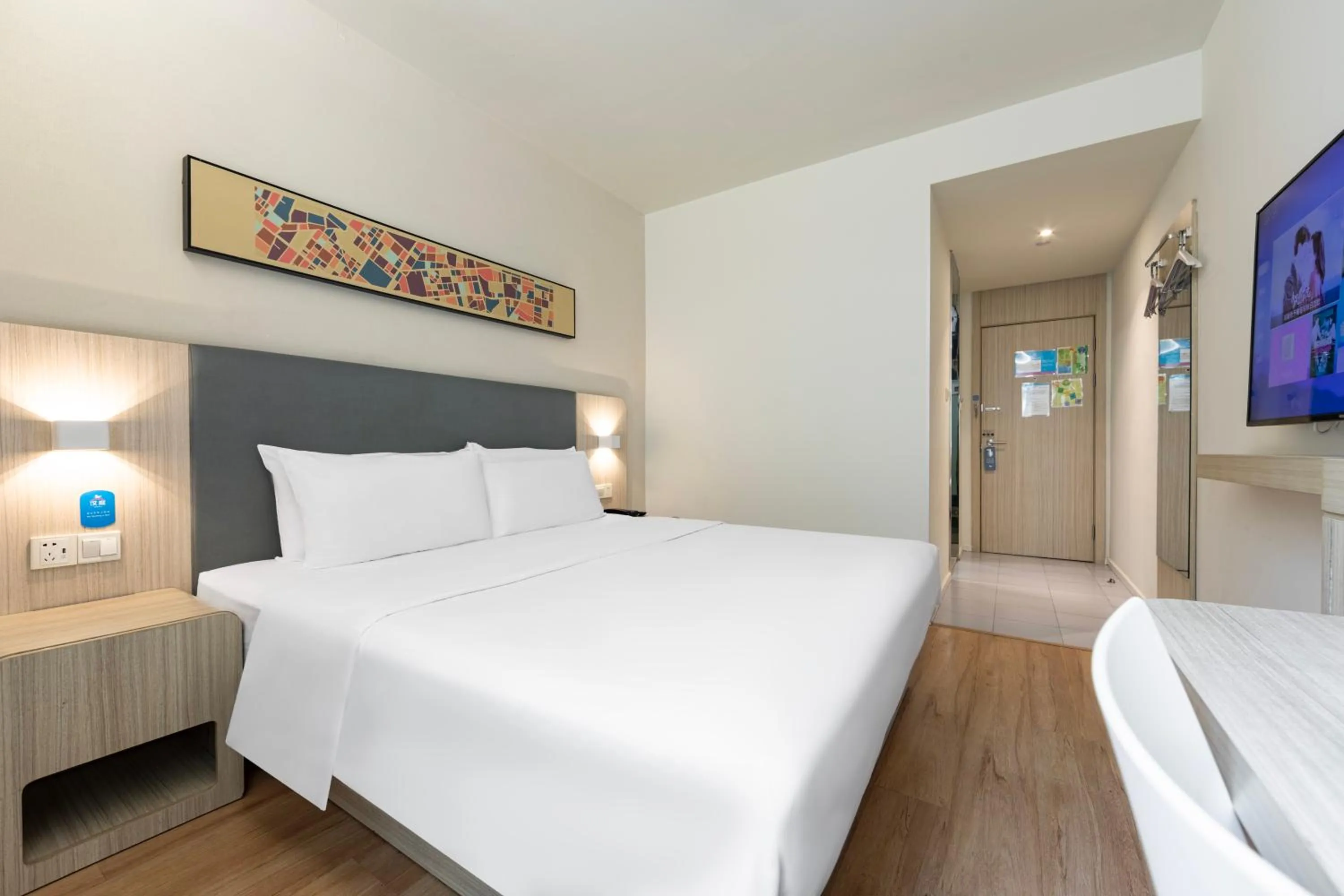 Photo of the whole room, Bed in Hanting Hotel Shanghai Xujiahui Center (formerly Xujiahui Nandan East Road Branch)